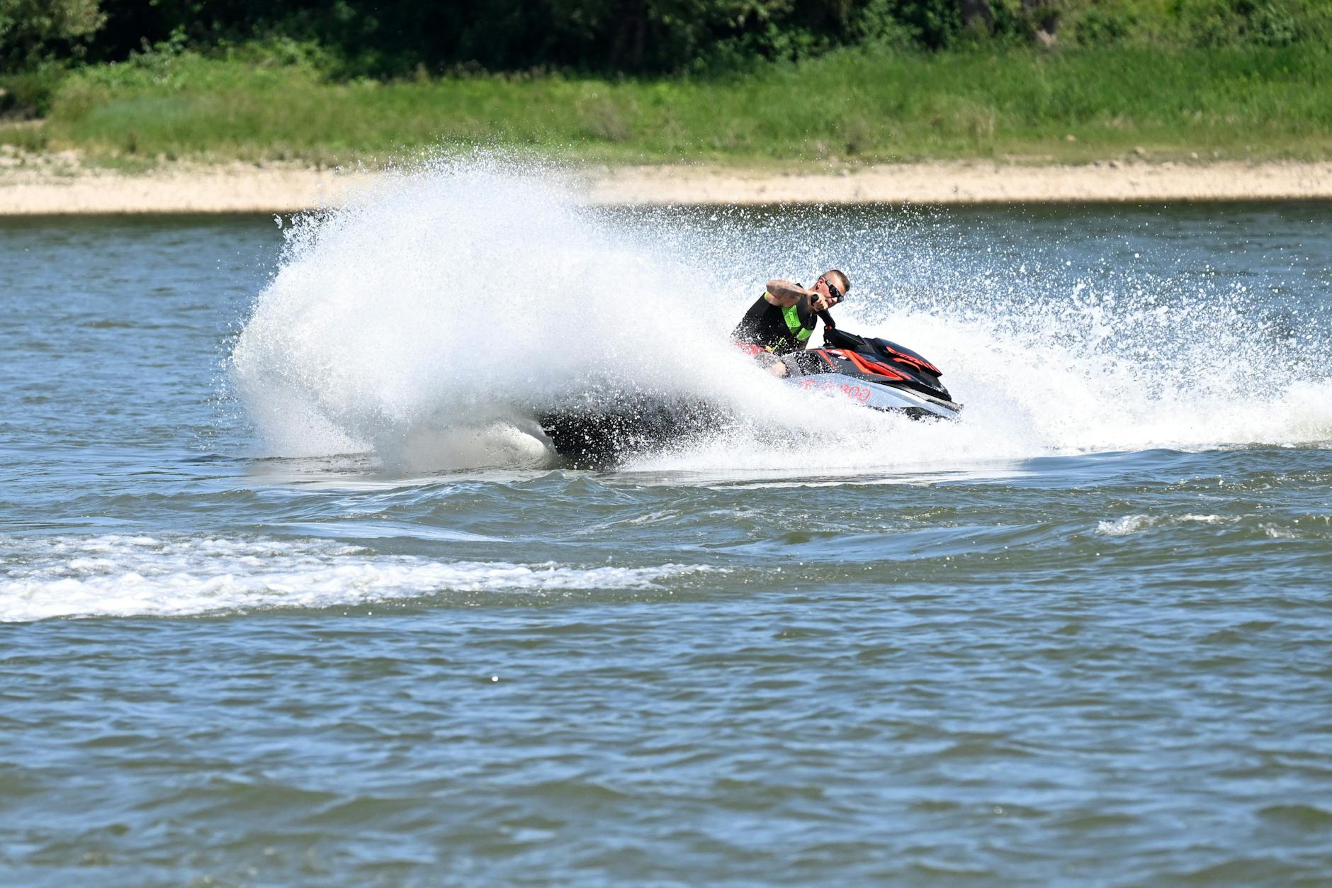 Ein Jetski-Fahrer dreht seine Runden (Symbolbild).