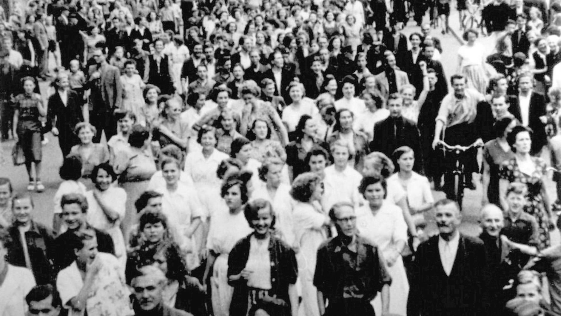 Frauen demonstrieren am 17. Juni 1953 auf dem Marktplatz in Halle/S. Unter dem Titel „Aufstand der Frauen“ beleuchtet der RBB ihre unterschätzte Rolle beim Volksaufstand (ARD-Mediathek).