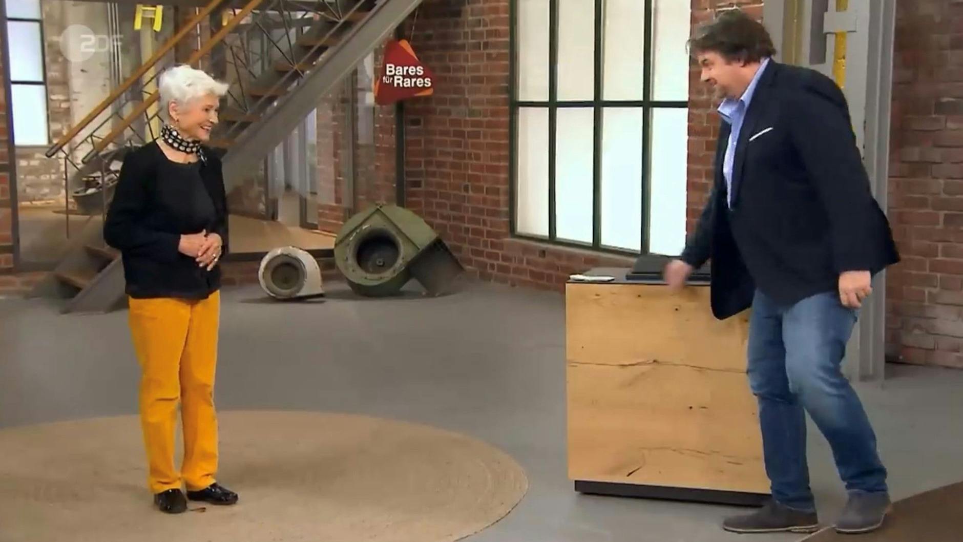 „Bares für Rares“-Händler Daniel Meyer bekommt den Zuschlag, kauft die Brosche für 2050 Euro.