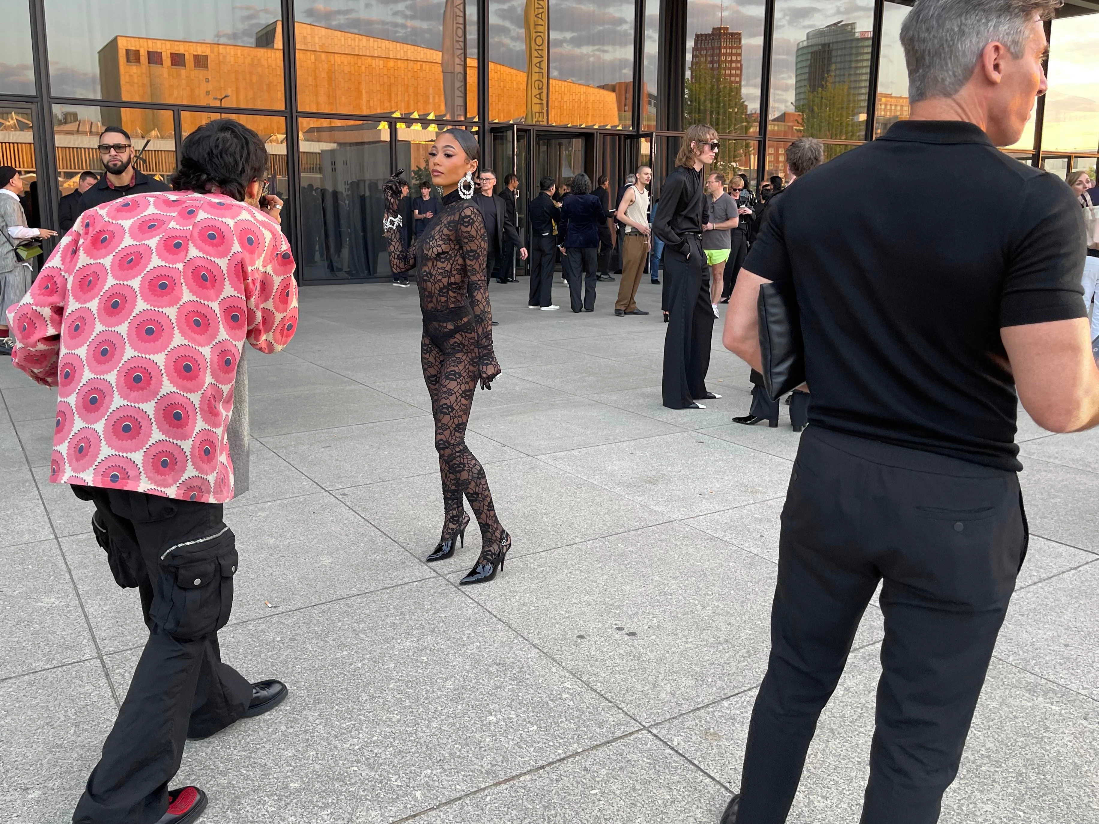 Die Rapperin Coy Leray hat sich für diesen Abend einen See-Through-Anzug aus Spitze ausgesucht.