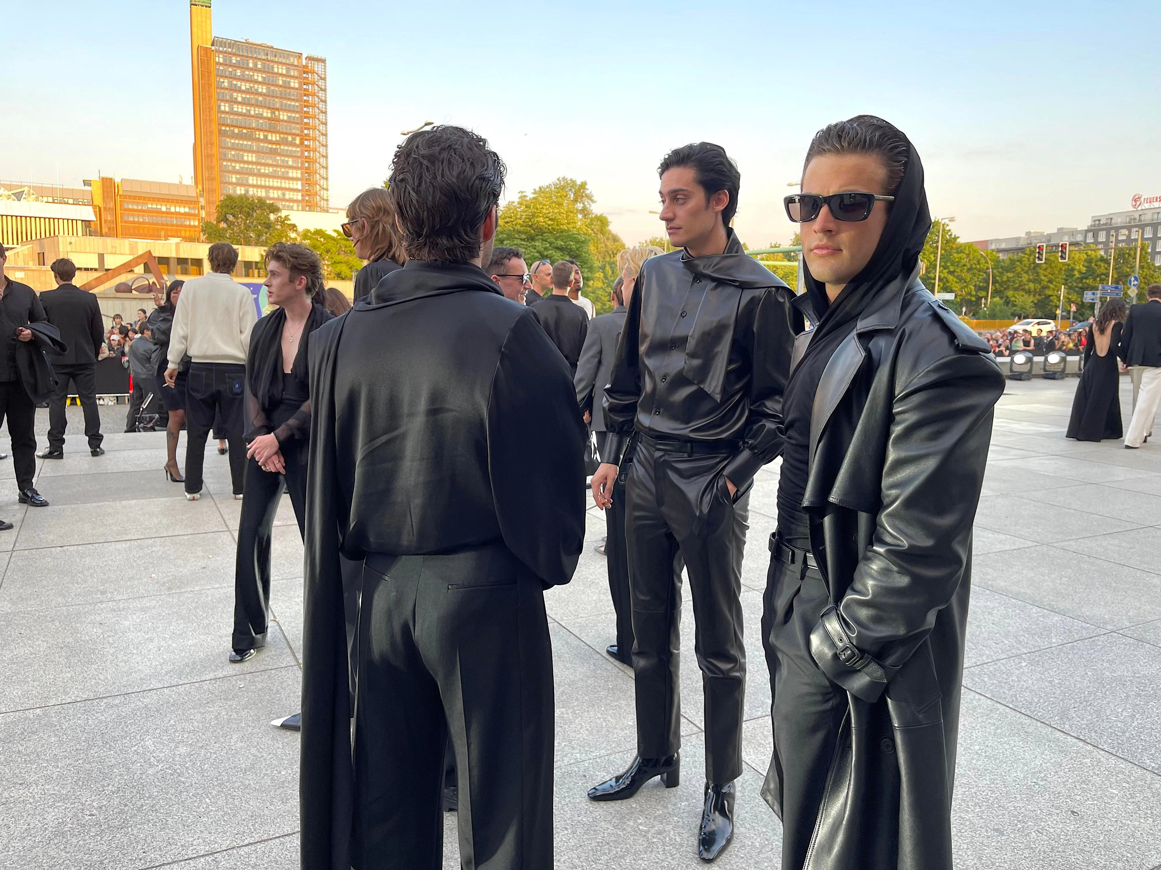 Aktuelle Looks aus der Saint-Laurent-Kollektion.