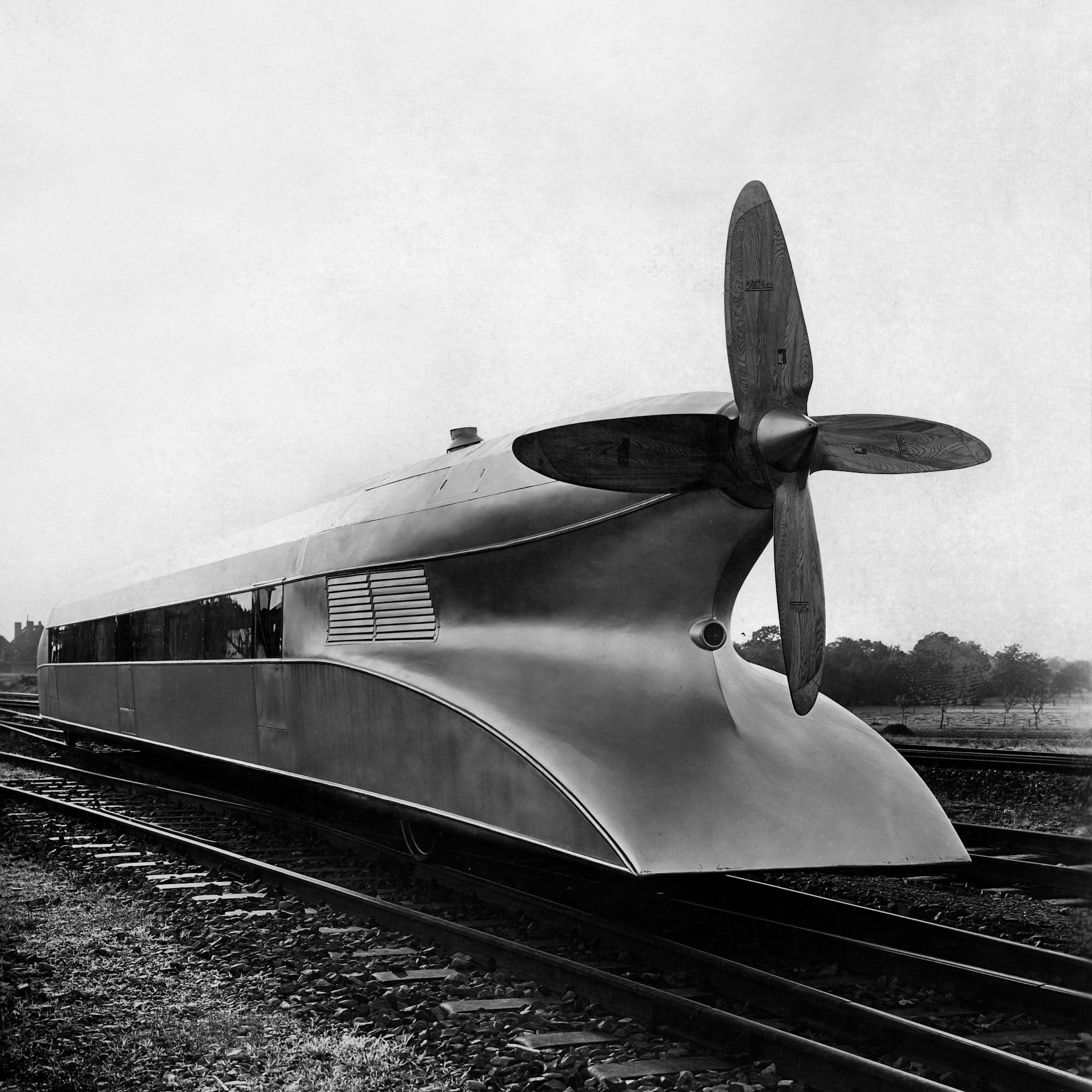 1931 raste der Schienenzeppelin mit Propellerkraft vom Lehrter Bahnhof in Berlin in 98 Minuten nach Hamburg-Bergedorf. Mit 230,2 Kilometer pro Stunde stellte das Fahrzeug dabei einen Geschwindigkeitsrekord für Schienenfahrzeuge auf, der erst 1955 übertroffen wurde.