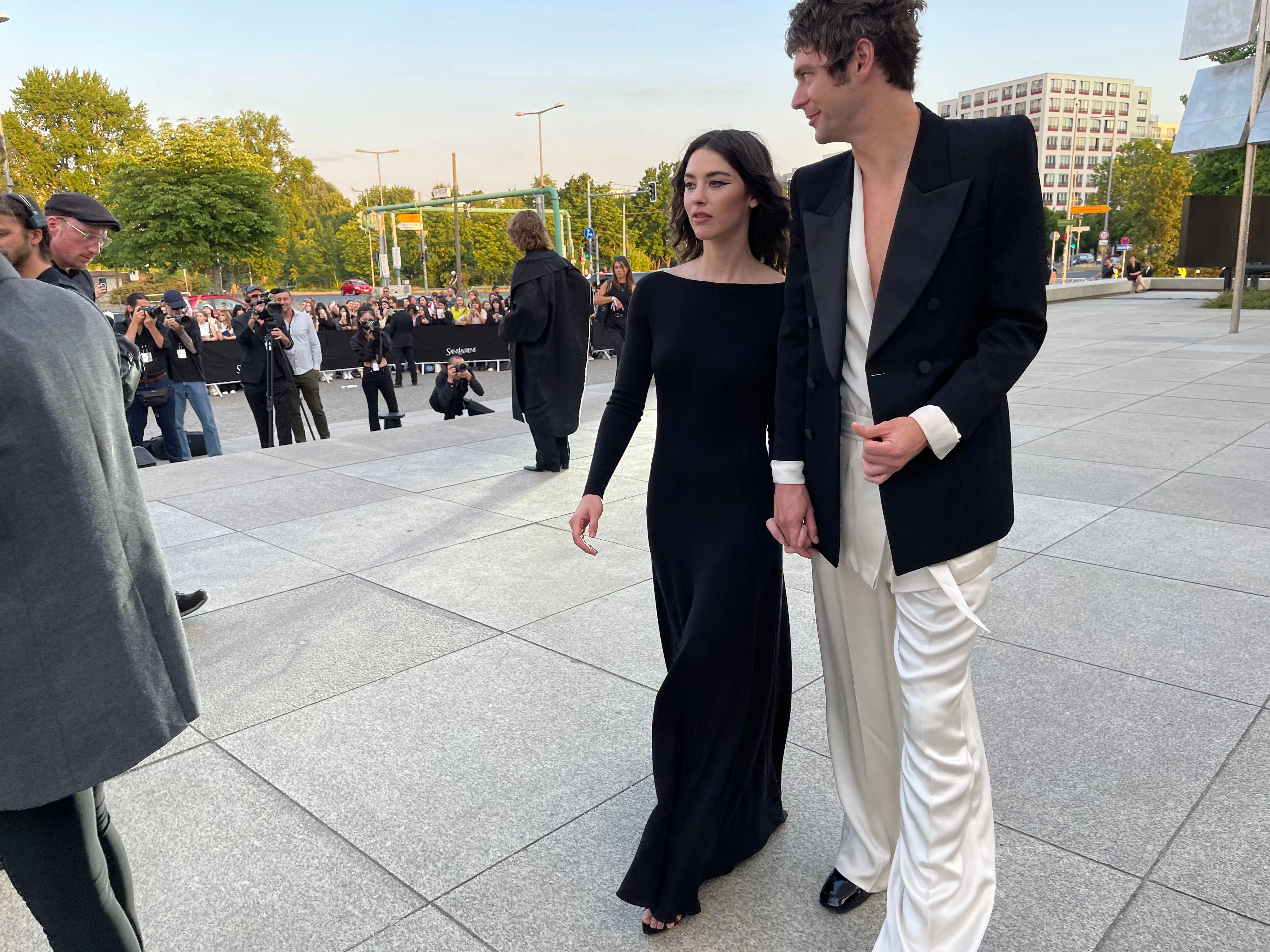 Hand in Hand zur Show: Dieses VIP-Pärchen, bestehend aus Gracie Abrams und Hayes Bradley, genießt das seltene Privileg zweier Einladungen für einen „Haushalt“.