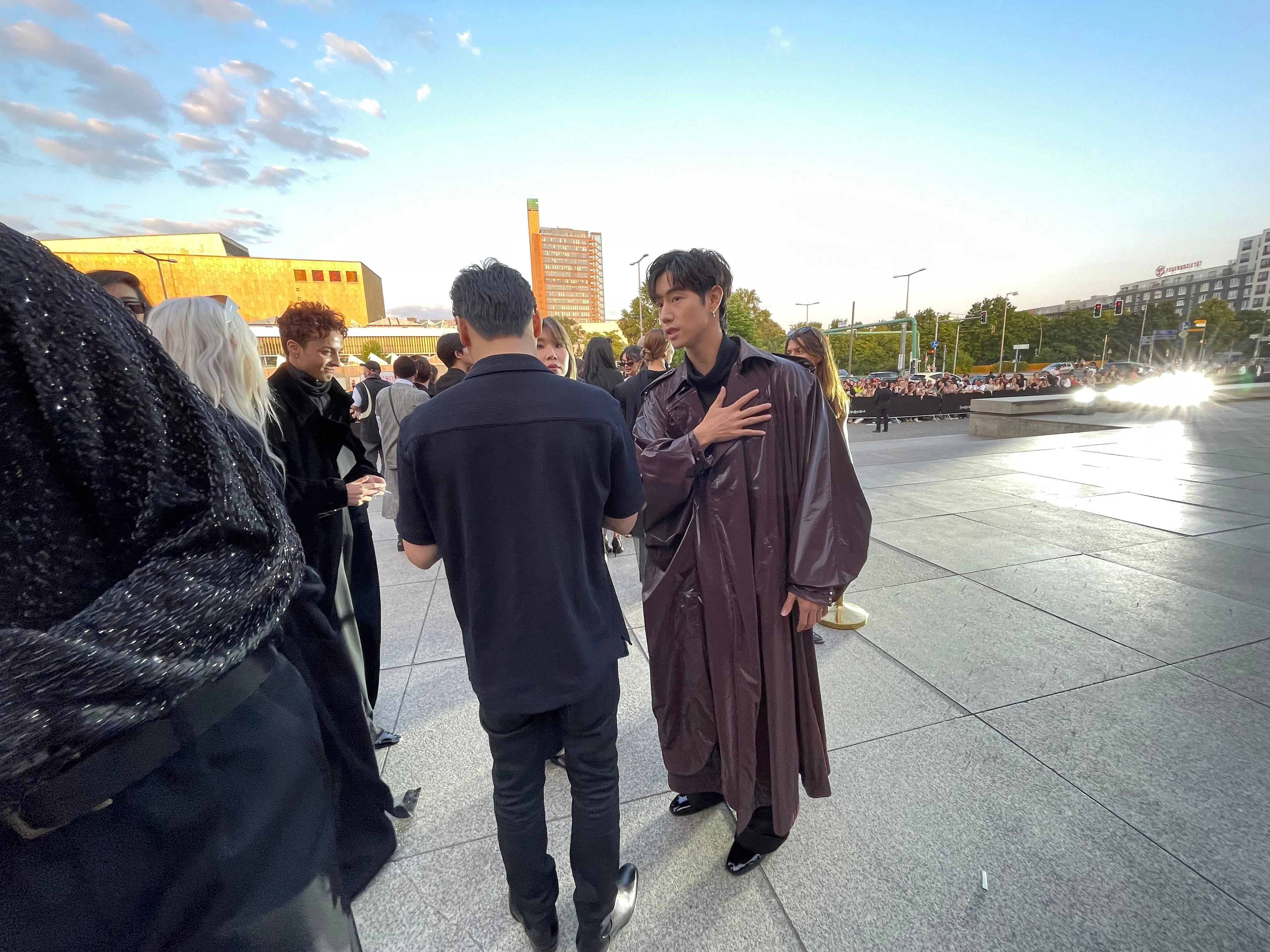 Im Oversized-Look taucht K-Pop-Star Mark Tuan auf, bei dessen Erscheinen lang und ausgiebig hinter der Absperrung geschrien wurde.