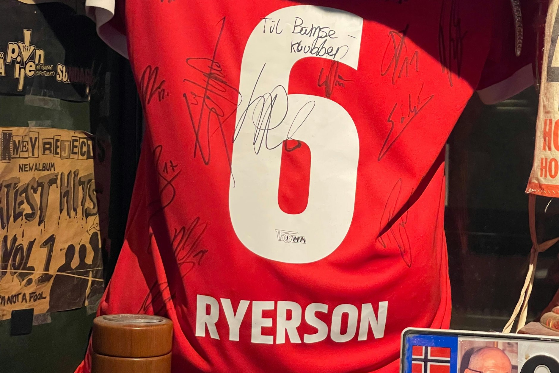 Ehrenplatz im Bohemen Sportpub: das Trikot von Julian Ryerson