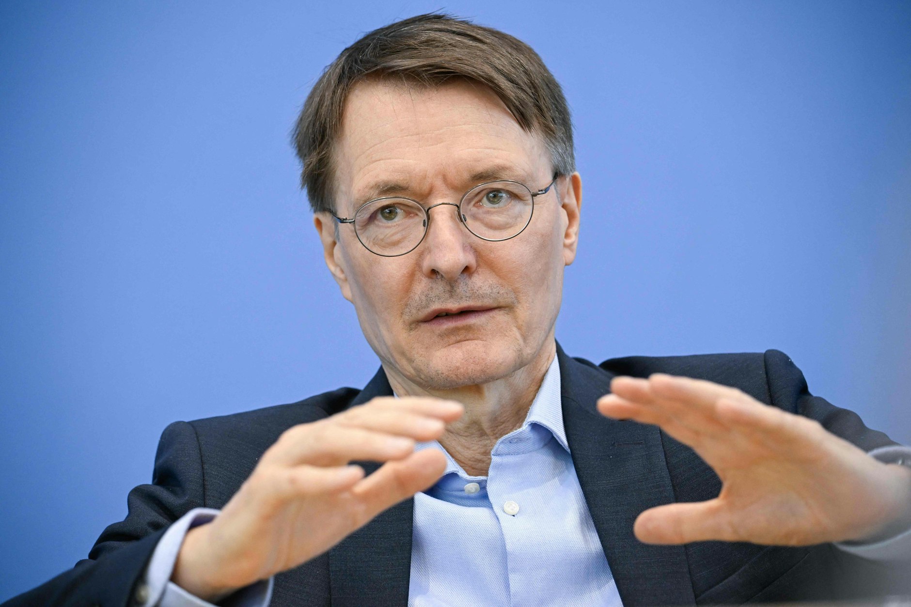 Karl Lauterbach will das Rauchen in Autos verbieten, wenn Frauen und Kinder dabei sind. 