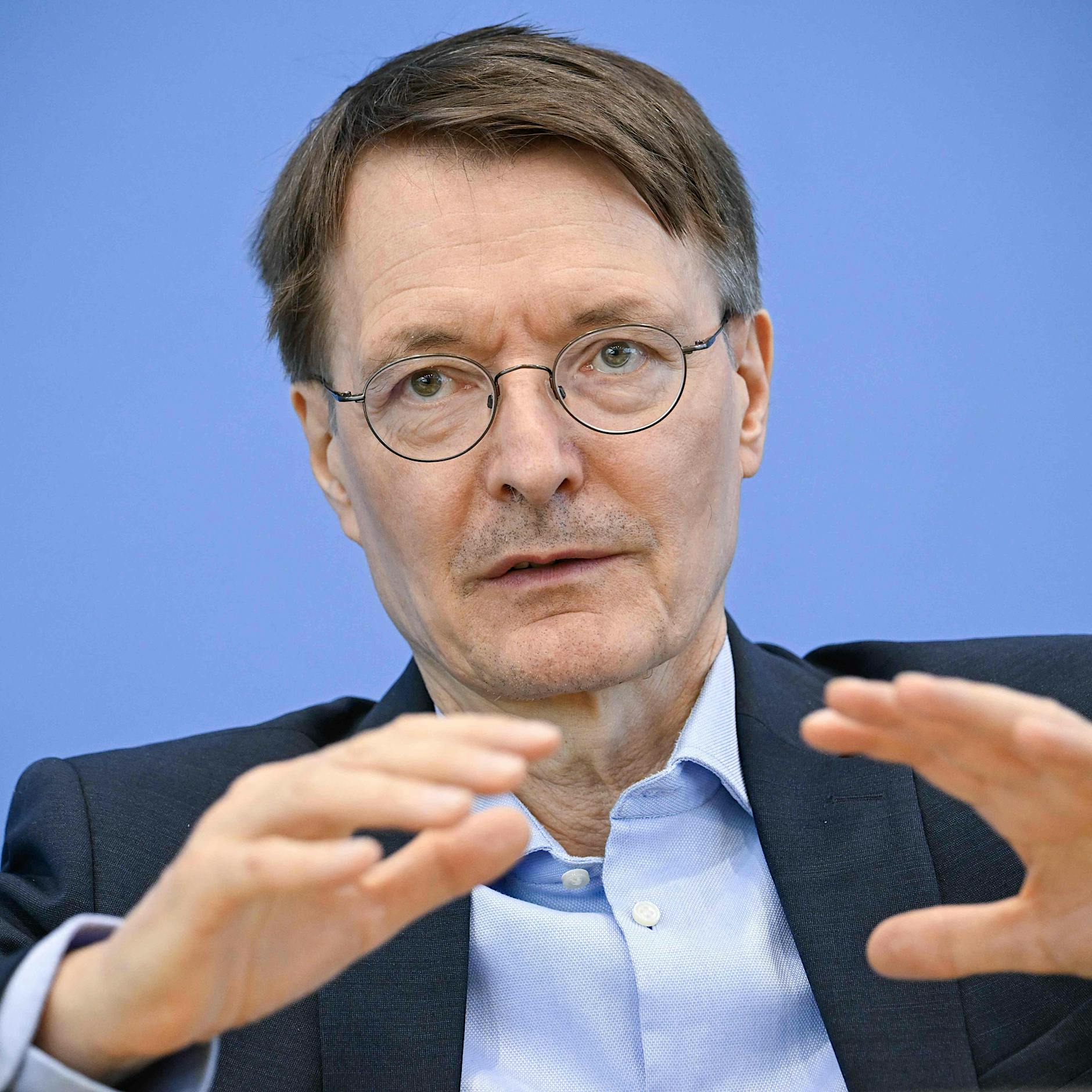 Lauterbach will Rauchen im Auto mit Kindern und Schwangeren verbieten