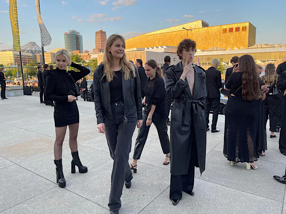 Die neue Männerkollektion für den Sommer 2024 präsentierte die Pariser Luxusmarke Saint Laurent in der Neuen Nationalgalerie in Berlin. Dabei war Schwarz der Dresscode der Stunde.