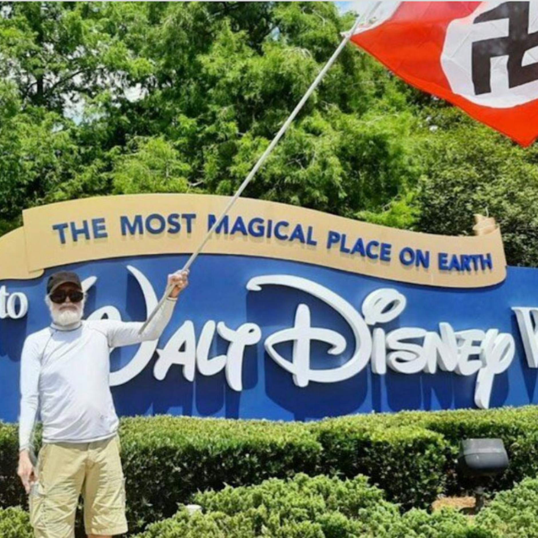 Hakenkreuze gegen „Wokeness“: Neonazis protestieren vor Disney World