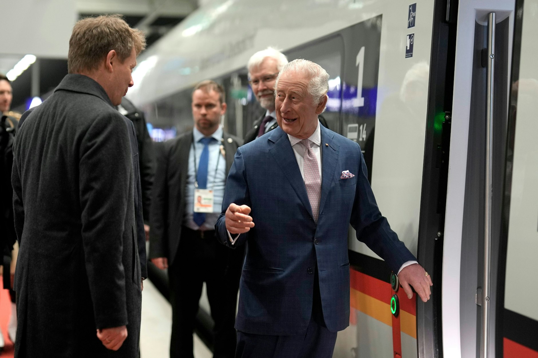 Am 31. März 2023 war ein prominenter Fahrgast mit der Bahn zwischen Berlin und Hamburg unterwegs. Der englische König Charles III. steigt im Berliner Hauptbahnhof in einen ICE.