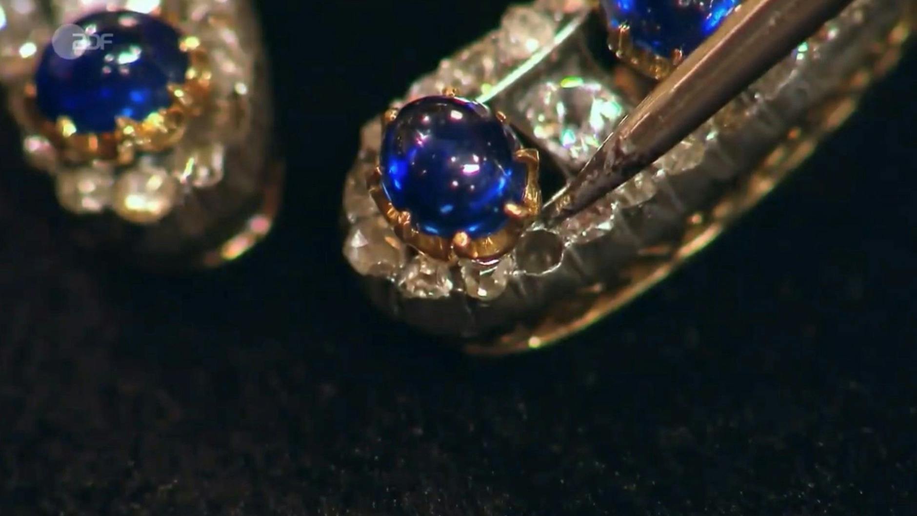 Leider fehlt bei der schönen Hufeisen-Brosche bei „Bares für Rares“ ein kleiner Stein.