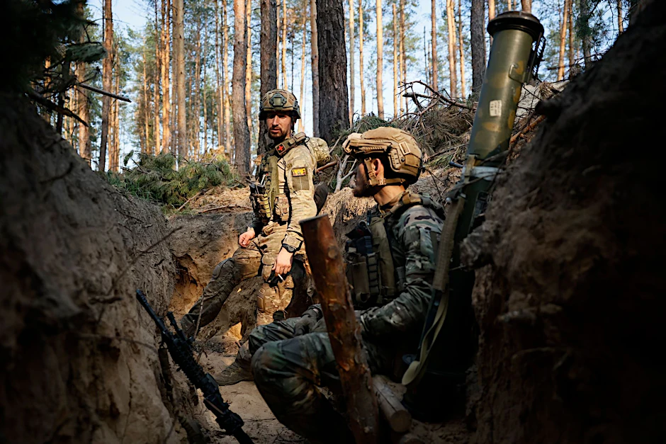 Ukrainische Soldaten ruhen sich in einem Graben an der Frontlinie in der Nähe von Kreminna aus.