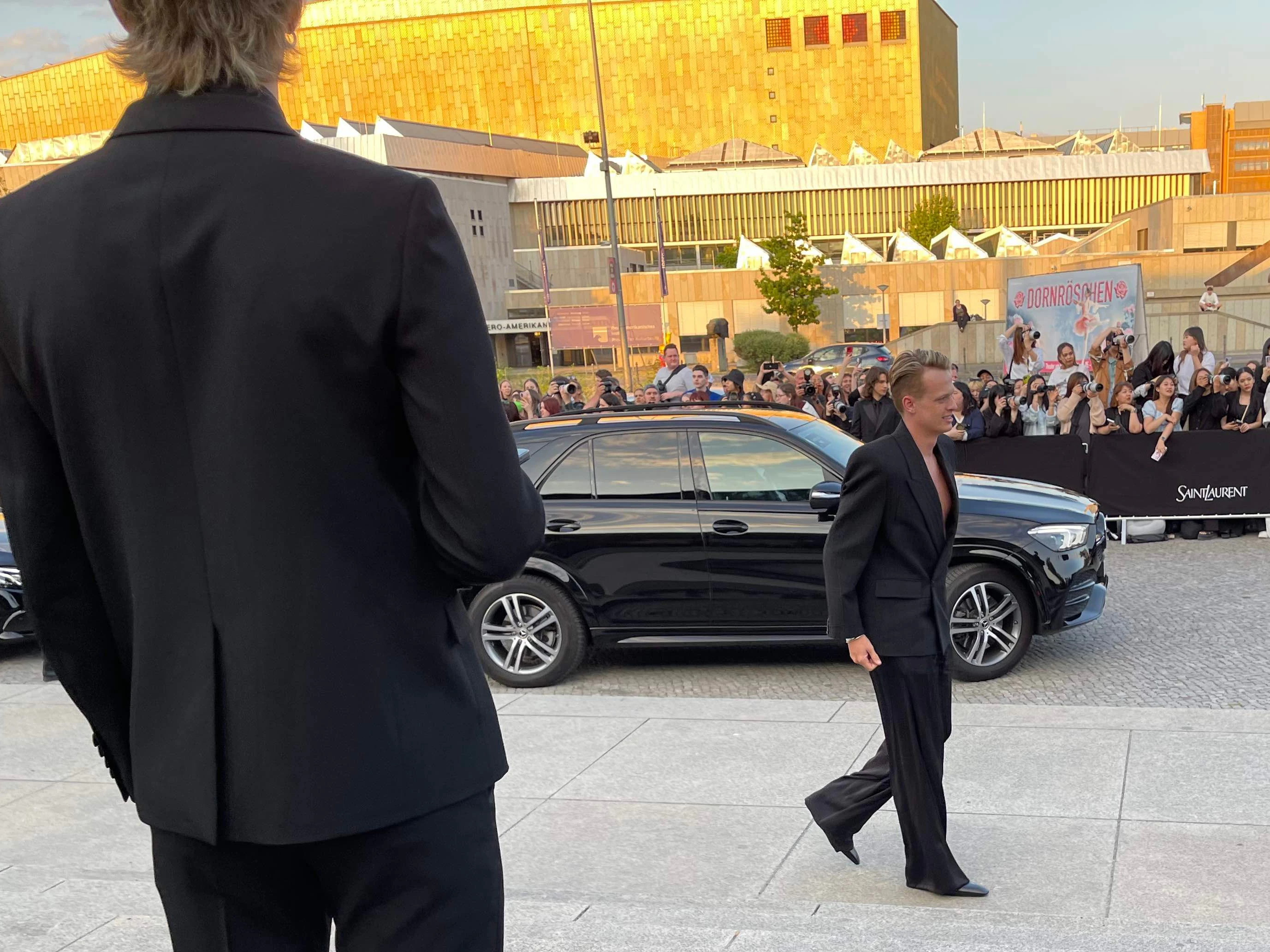 Limousinen fahren die VIP-Gäste vor. Hinter der Absperrung warten die K-Pop-Fangirls.
