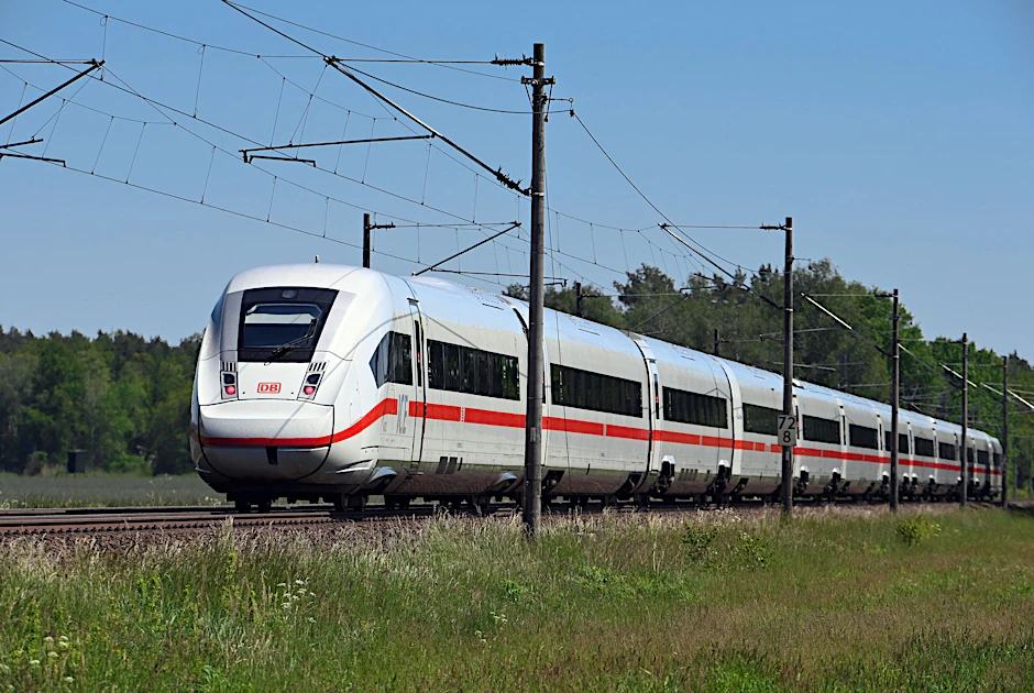 Mit Tempo 230 auf schnurgerader Strecke in die Hansestadt. Ein ICE auf der Hamburger Bahn.