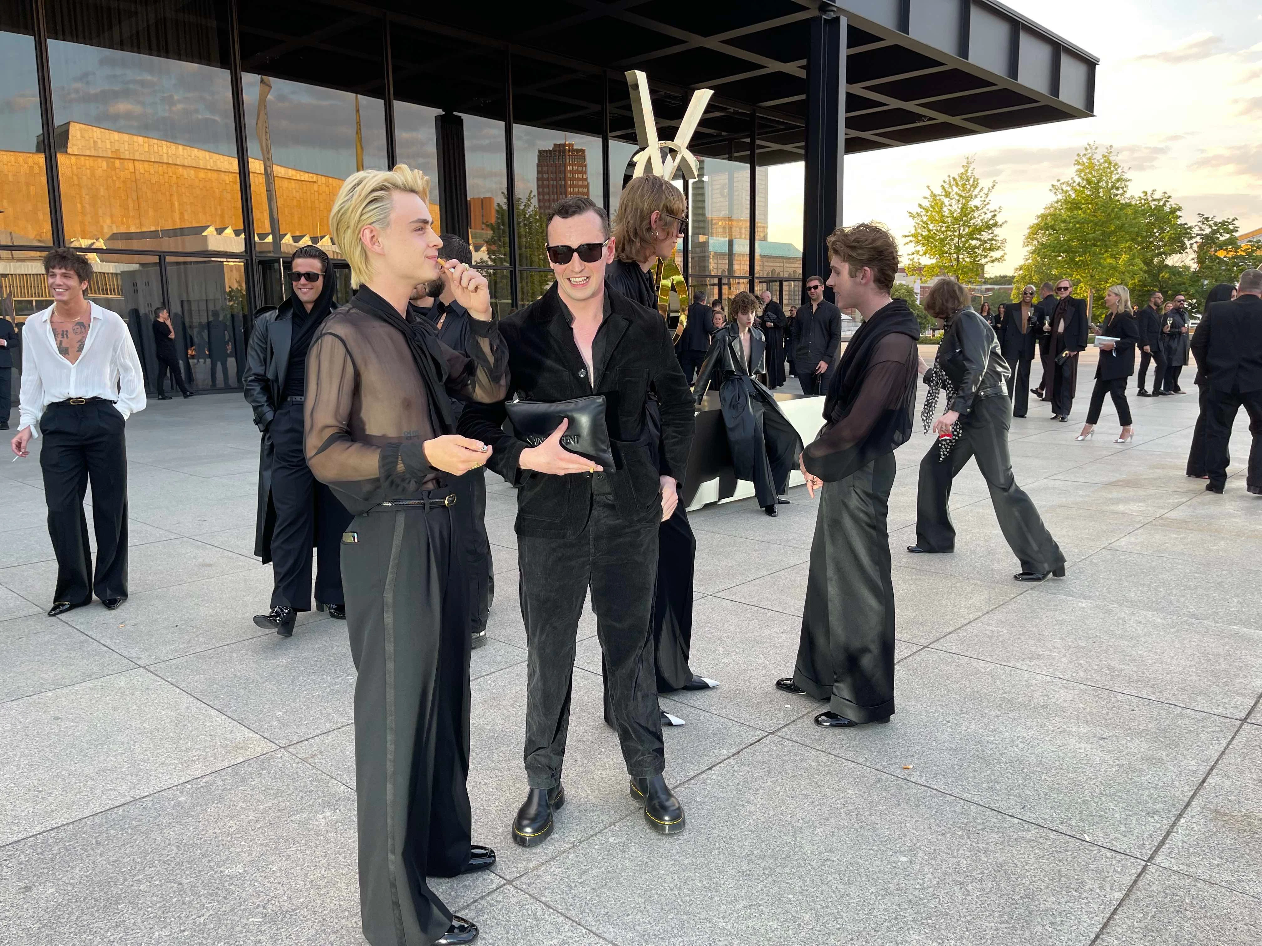 Die Outfits waren schwarz wie die Nacht, die Stimmung indes blendend. Und die Zigaretten stets zur Hand.
