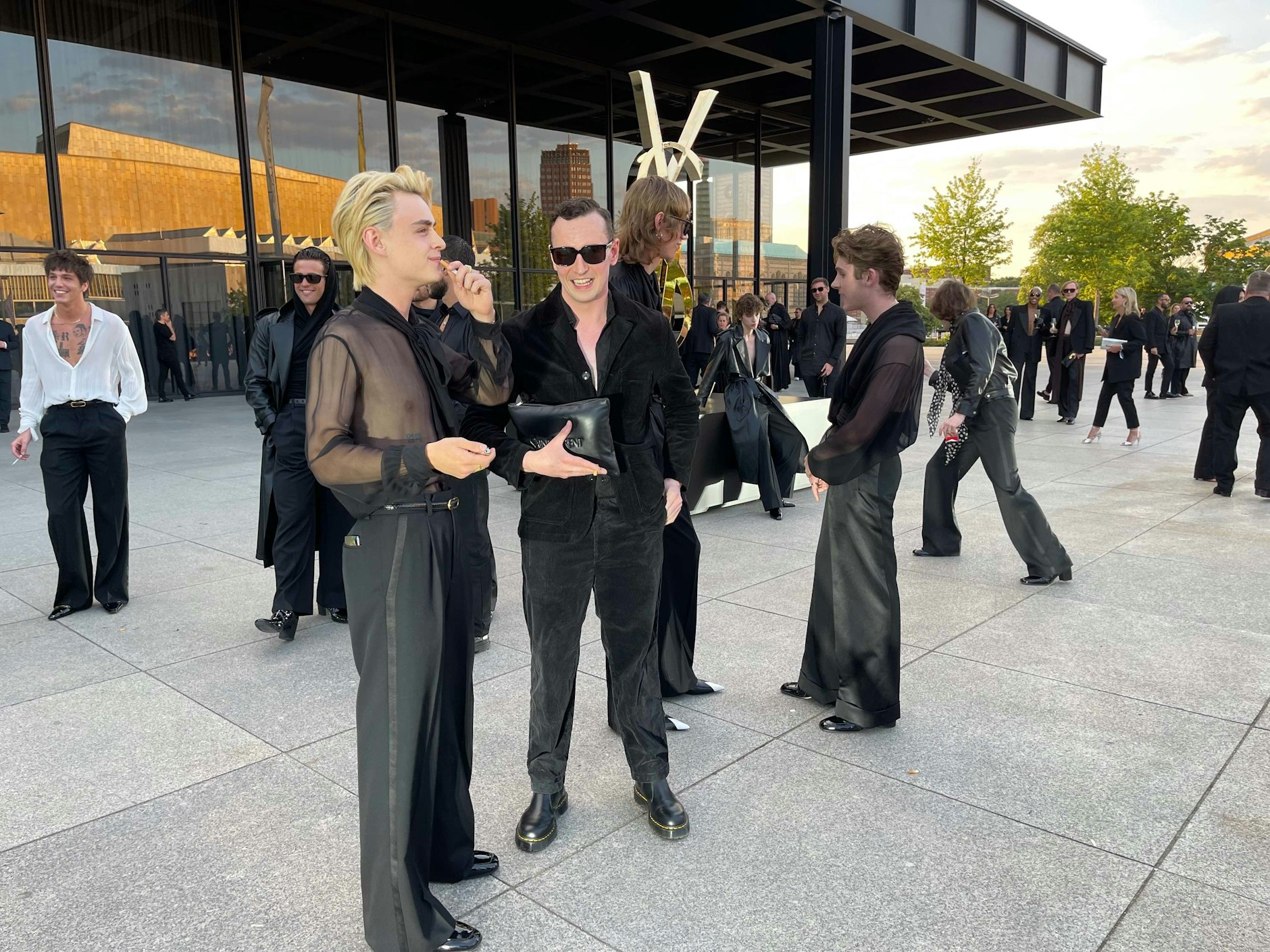 Die Outfits waren schwarz wie die Nacht, die Stimmung indes blendend. Und die Zigaretten stets zur Hand.