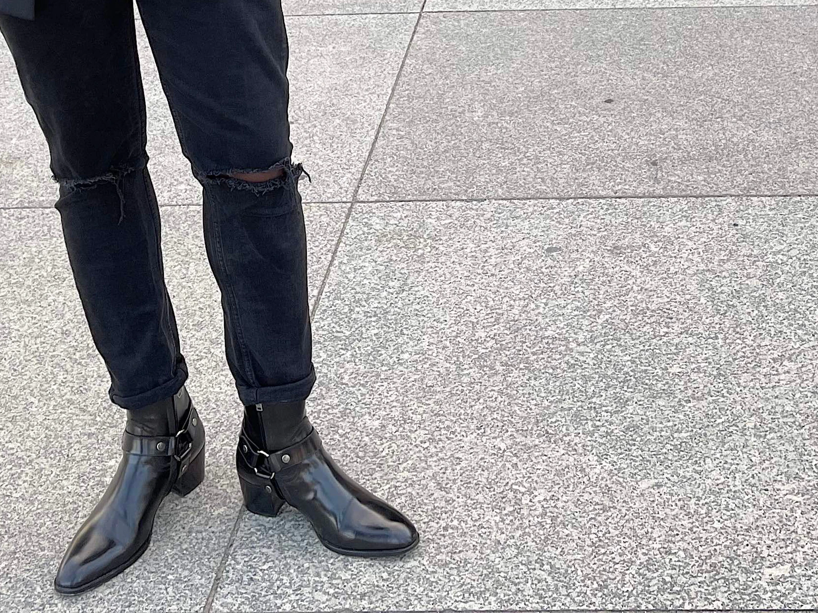 Der Saint-Laurent-Mann trägt Absatz.