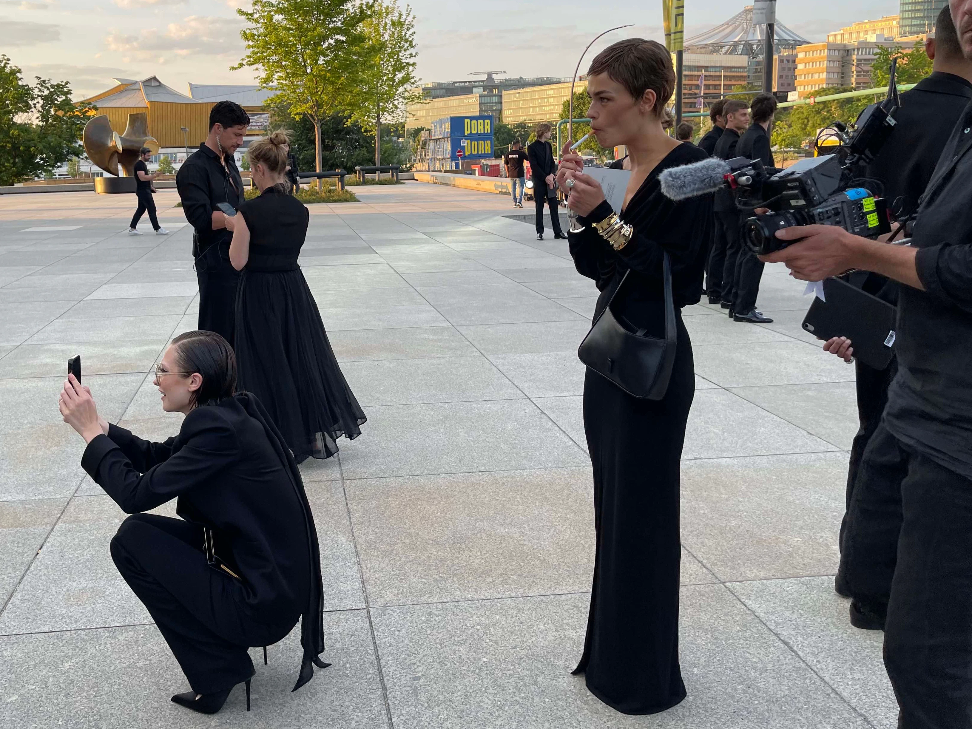 Geraucht wurde am Montagabend häufiger auf dem Vorplatz der Neuen Nationalgalerie, es passte auch irgendwie zu den Looks.