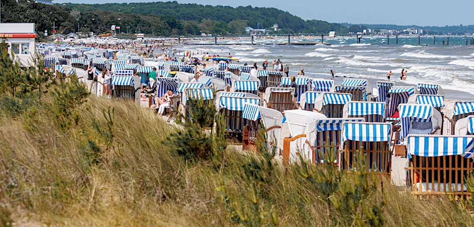 Bei Sonnenschein und starkem Wellengang ist die Wasserkante vom Timmendorfer Strand gut besucht.