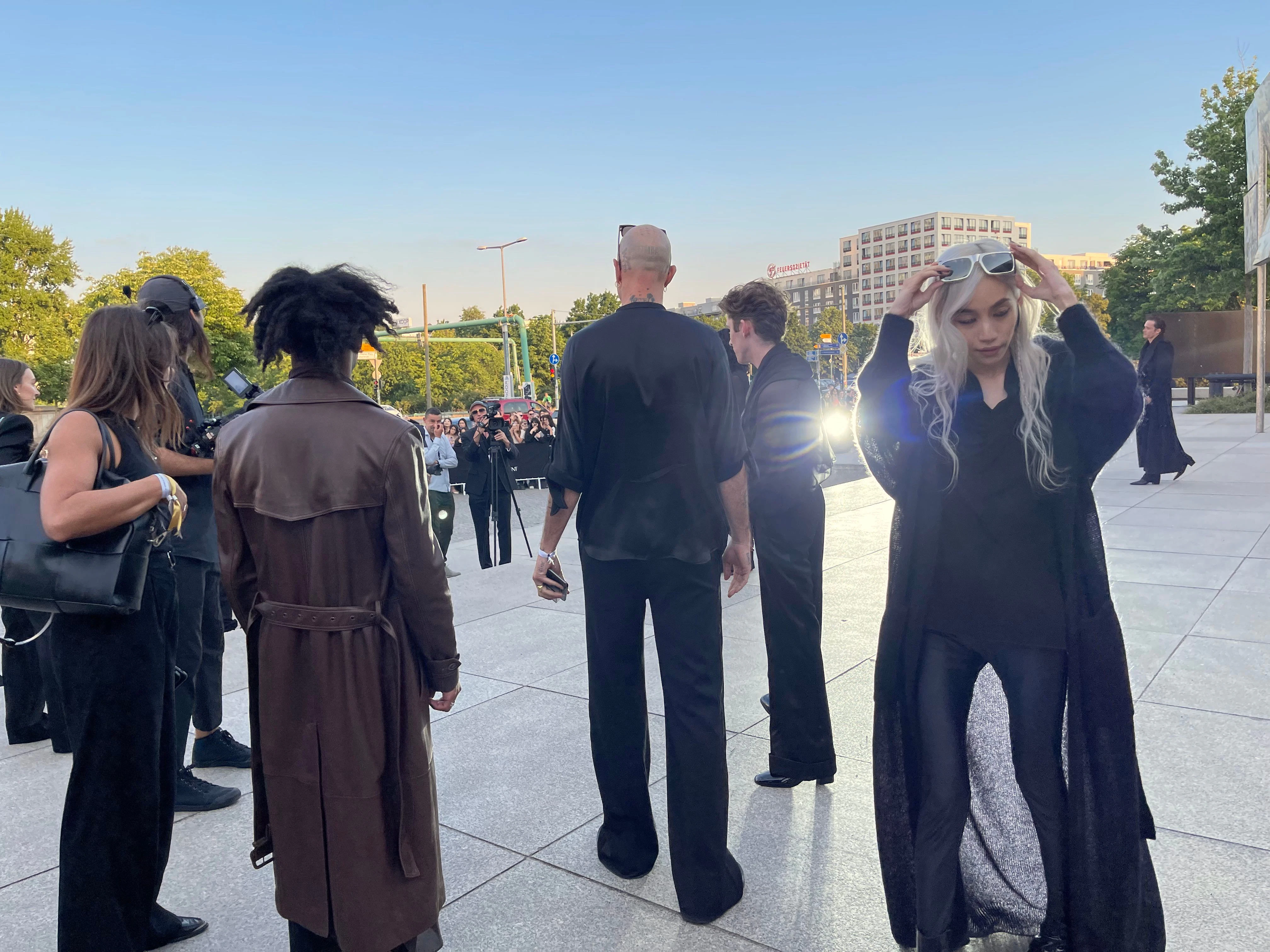 Halb links: ein dunkelbrauner Ledertrenchcoat von Saint Laurent …