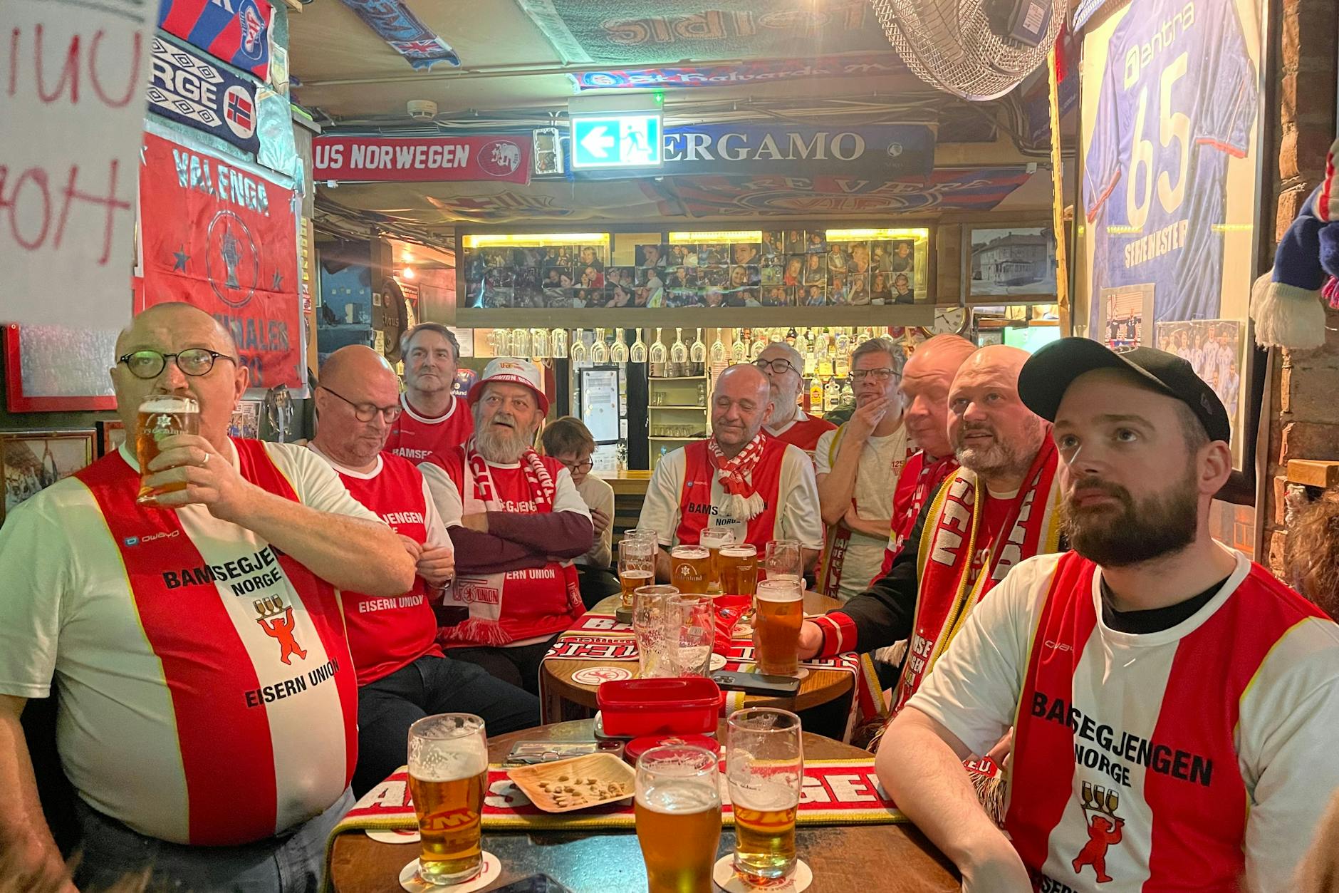 Stammgäste im Bohemen Sportspub in Oslo: die Mitglieder des Bamsegjengen-Fanclub
