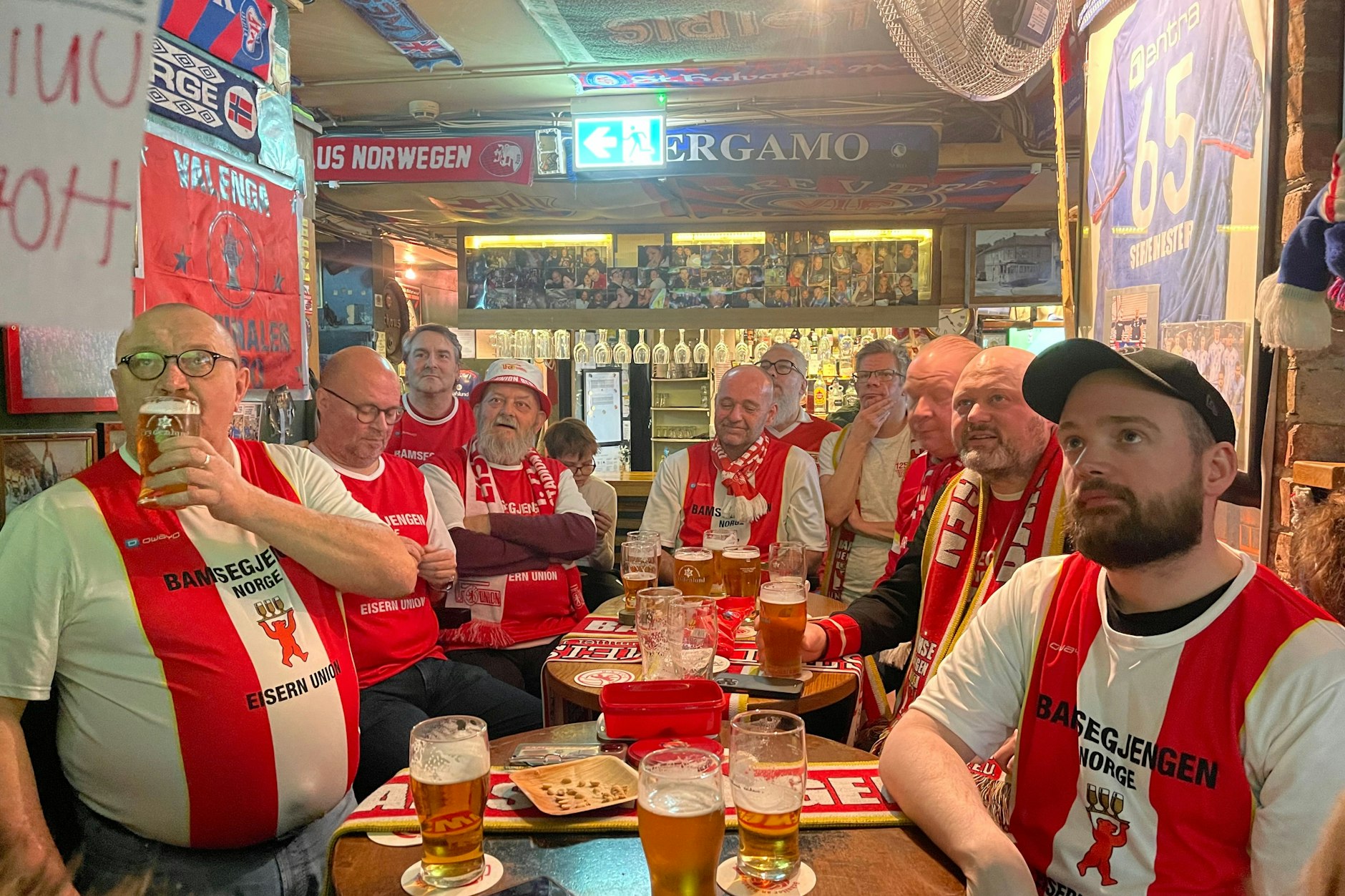 Stammgäste im Bohemen Sportspub in Oslo: die Mitglieder des Bamsegjengen-Fanclub