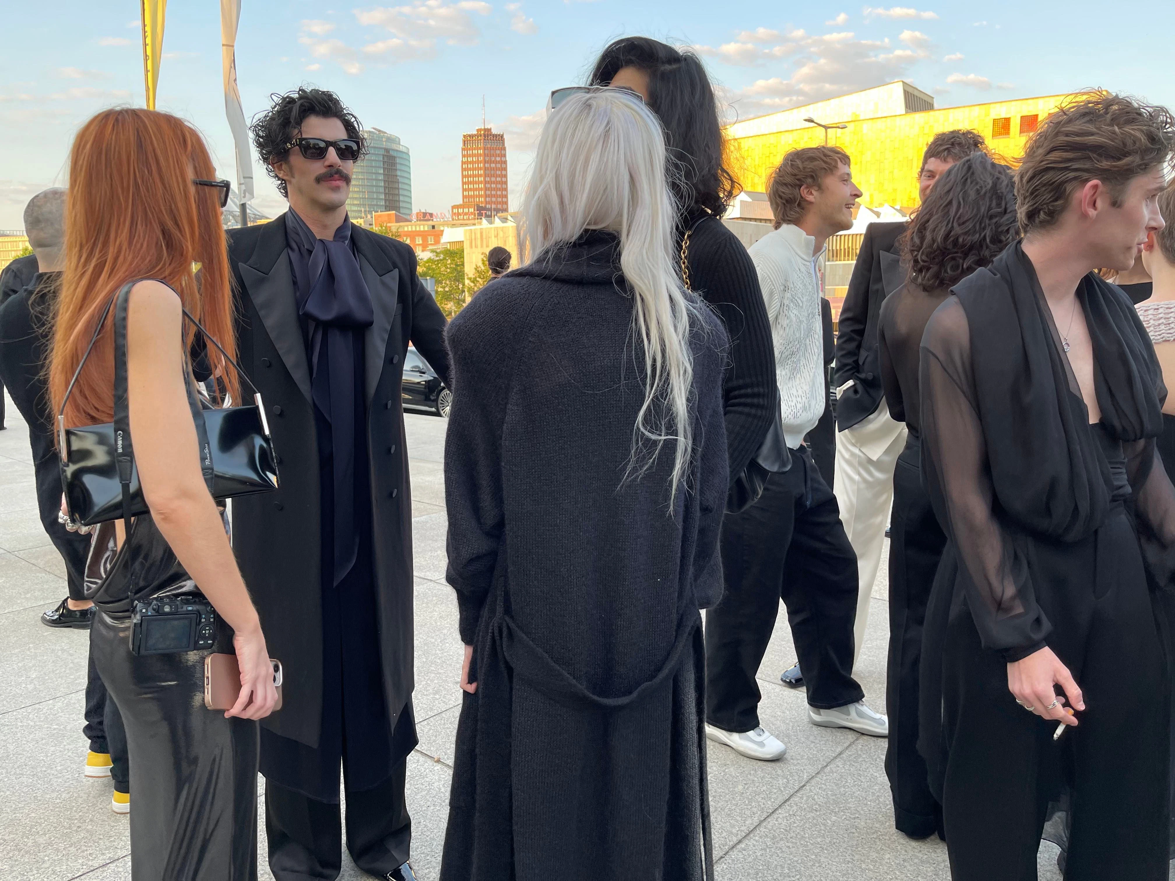 Schluppenblusen für den Mann; das schlägt Saint-Laurent-Kreativdirektor Anthony Vaccarello aktuell vor.