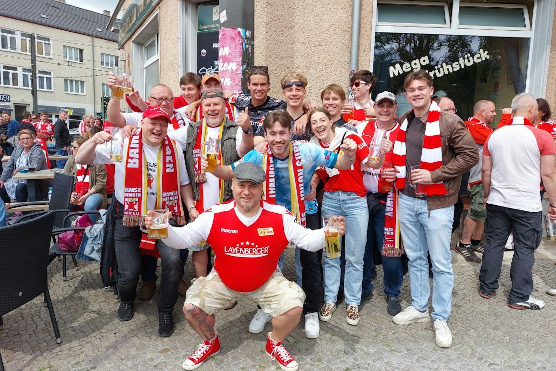 Gruppenbild mit Freunden vor dem Hauptmann in Köpenick