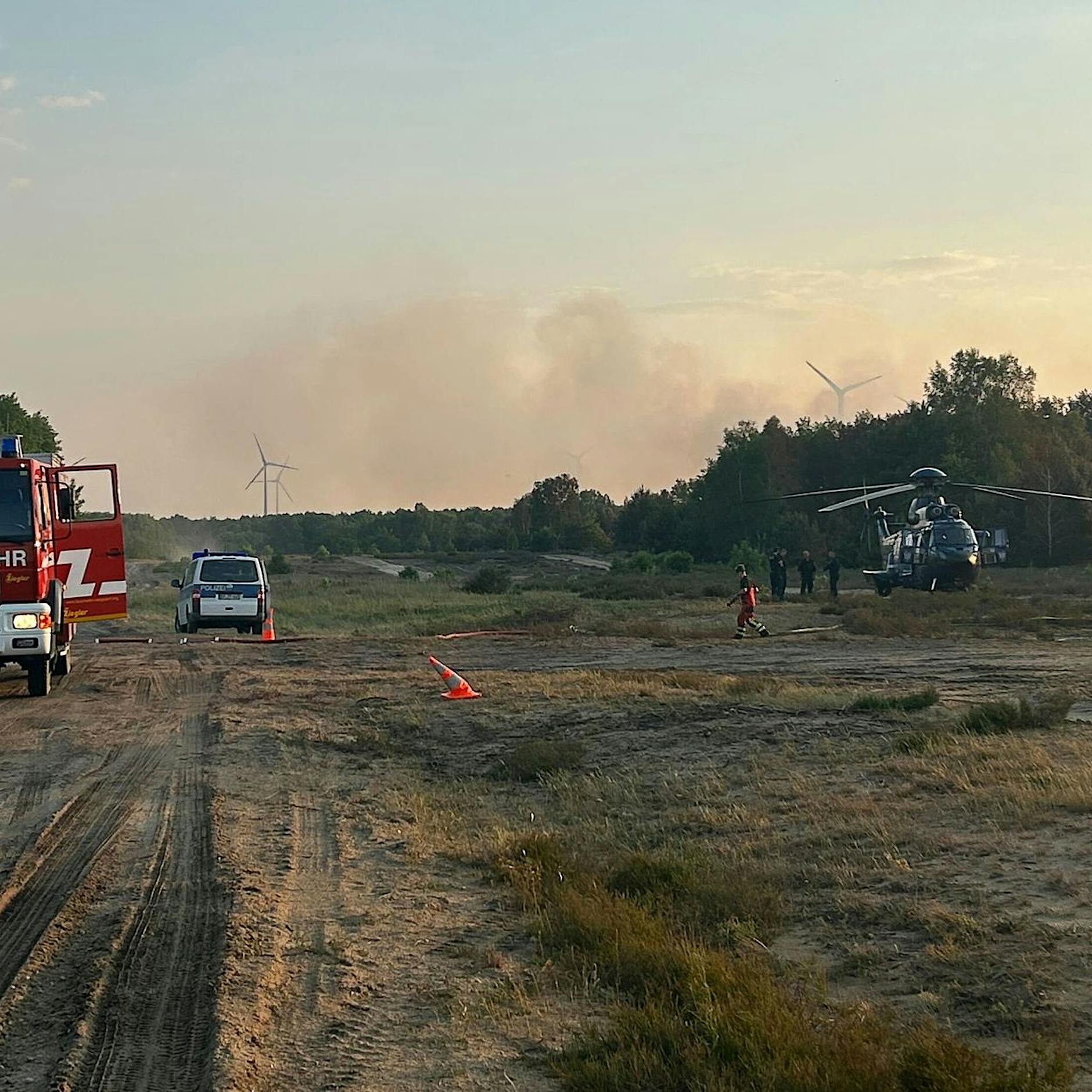 Waldbrand bei Jüterbog: Zwei Hektar wieder entflammt, Einsatz dauert an