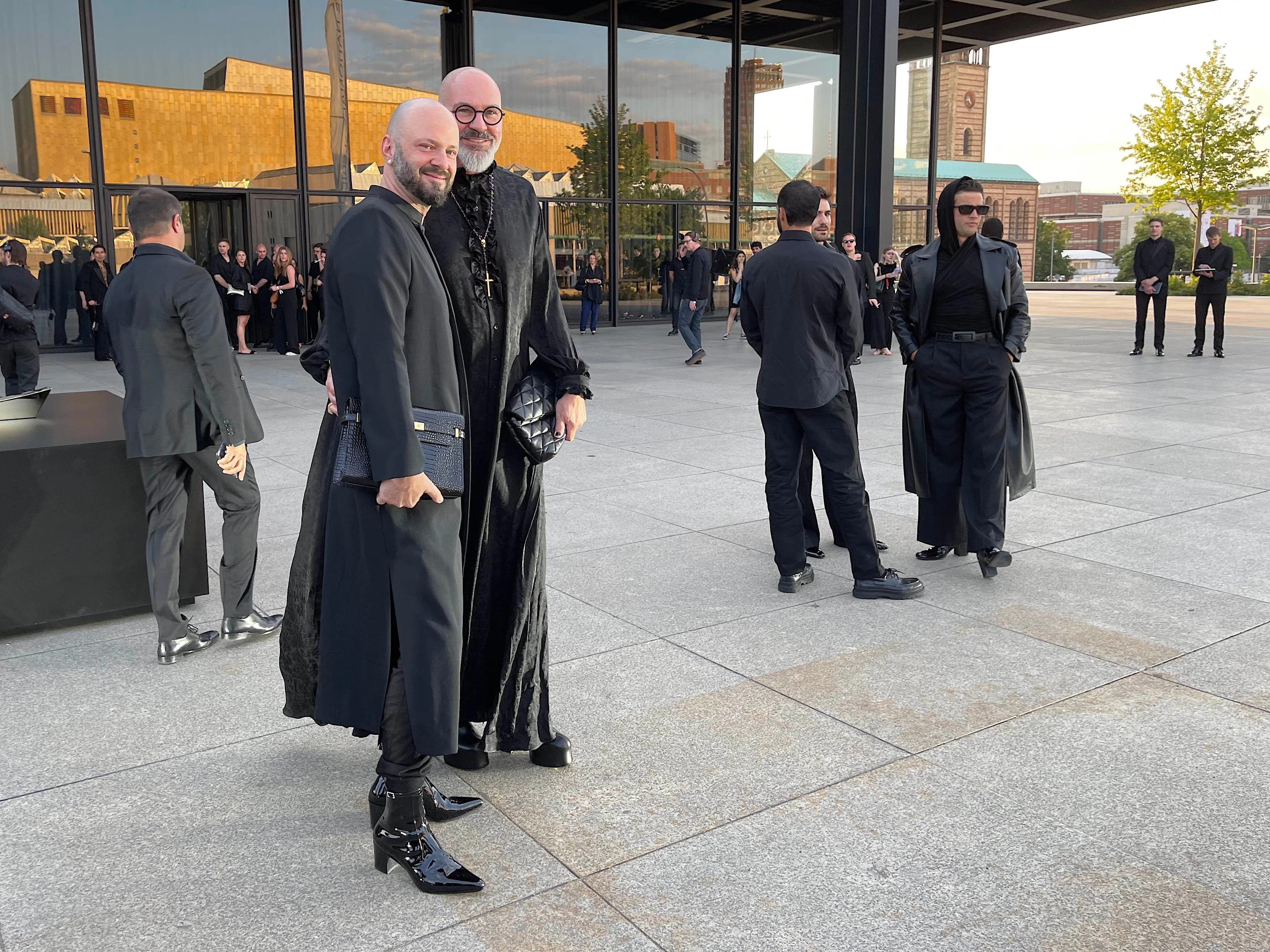 Ein freundliches Duo in Saint Laurent gekleidet.