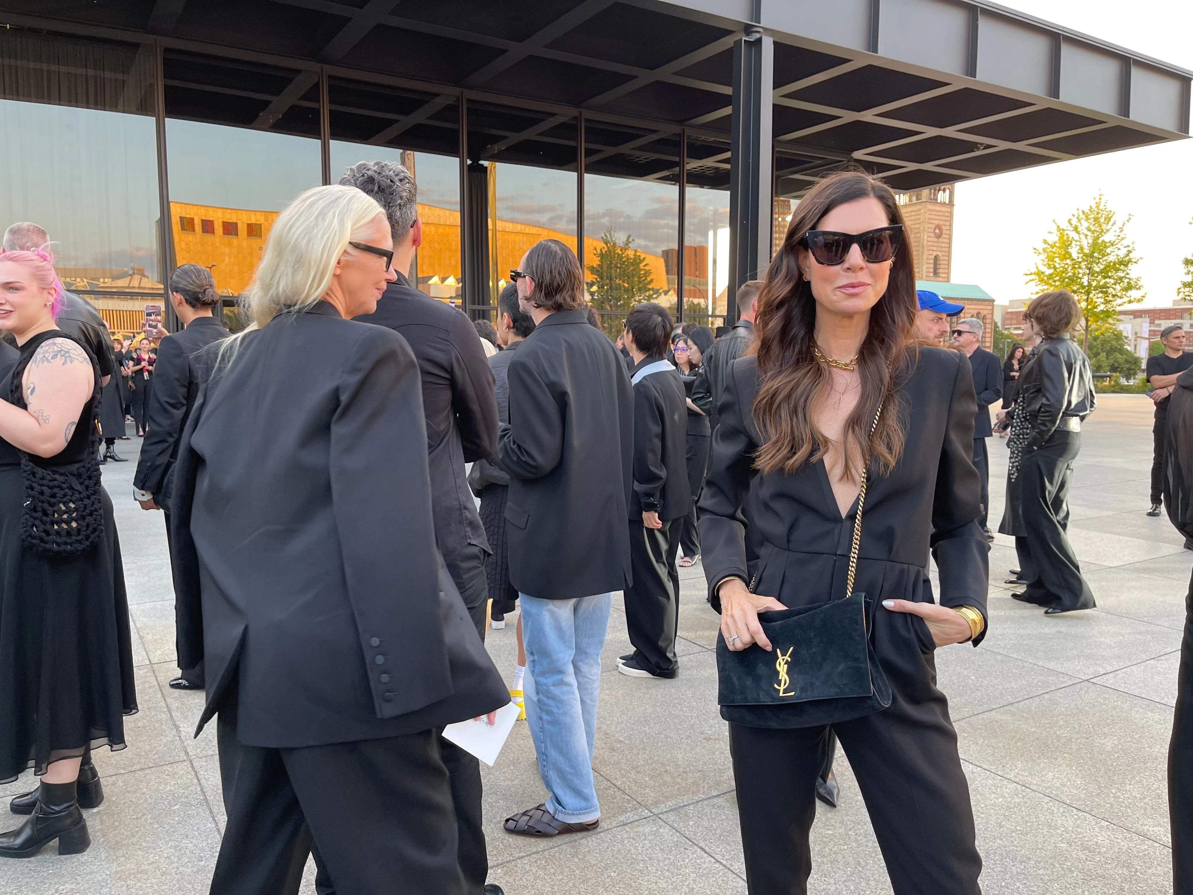 Die Kunstsammlerin Julia Stoschek (rechts) ist ebenfalls unter den Gästen, genauso wie Ex-Vogue-Chefin Christiane Arp (halb links, mit typisch über die Schulter getragenem Blazer).