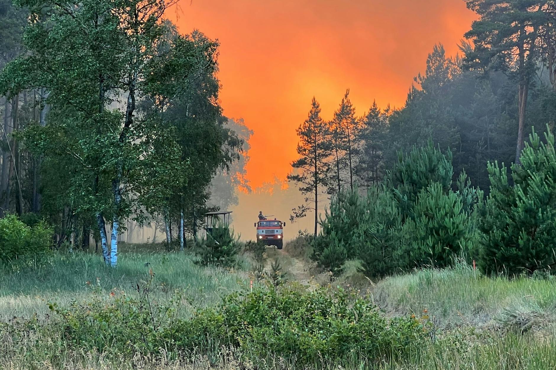 Wegen des Waldbrandes bei Lübtheen mussten die Bewohner eines Dorfes ihre Häuser verlassen.