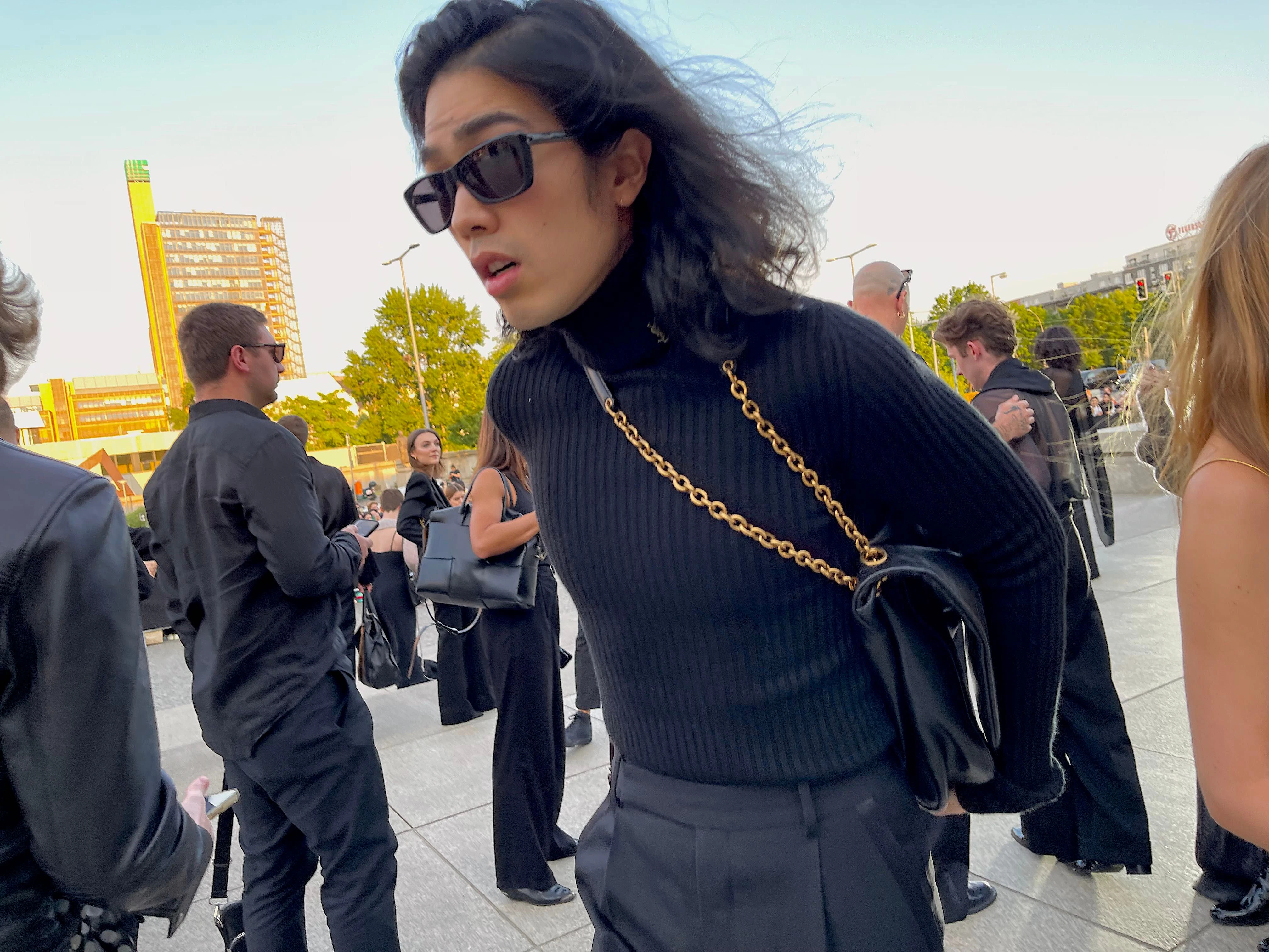 Man eilt herbei, die YSL-Bag lässig umgeschnallt.