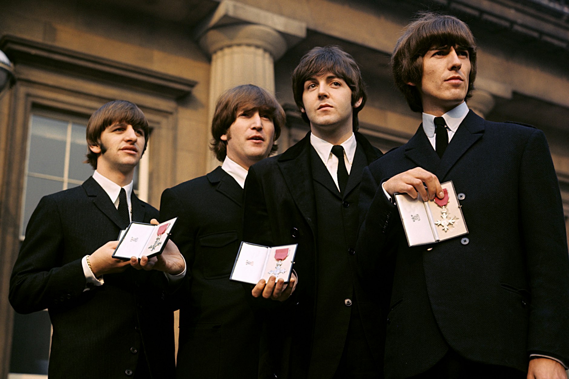 London im Jahr 1965: Ringo Starr, John Lennon, Paul McCartney und George Harrison (v.l.) nach der Verleihung des Ordens „Member of the British Empire“ durch Queen Elizabeth II.
