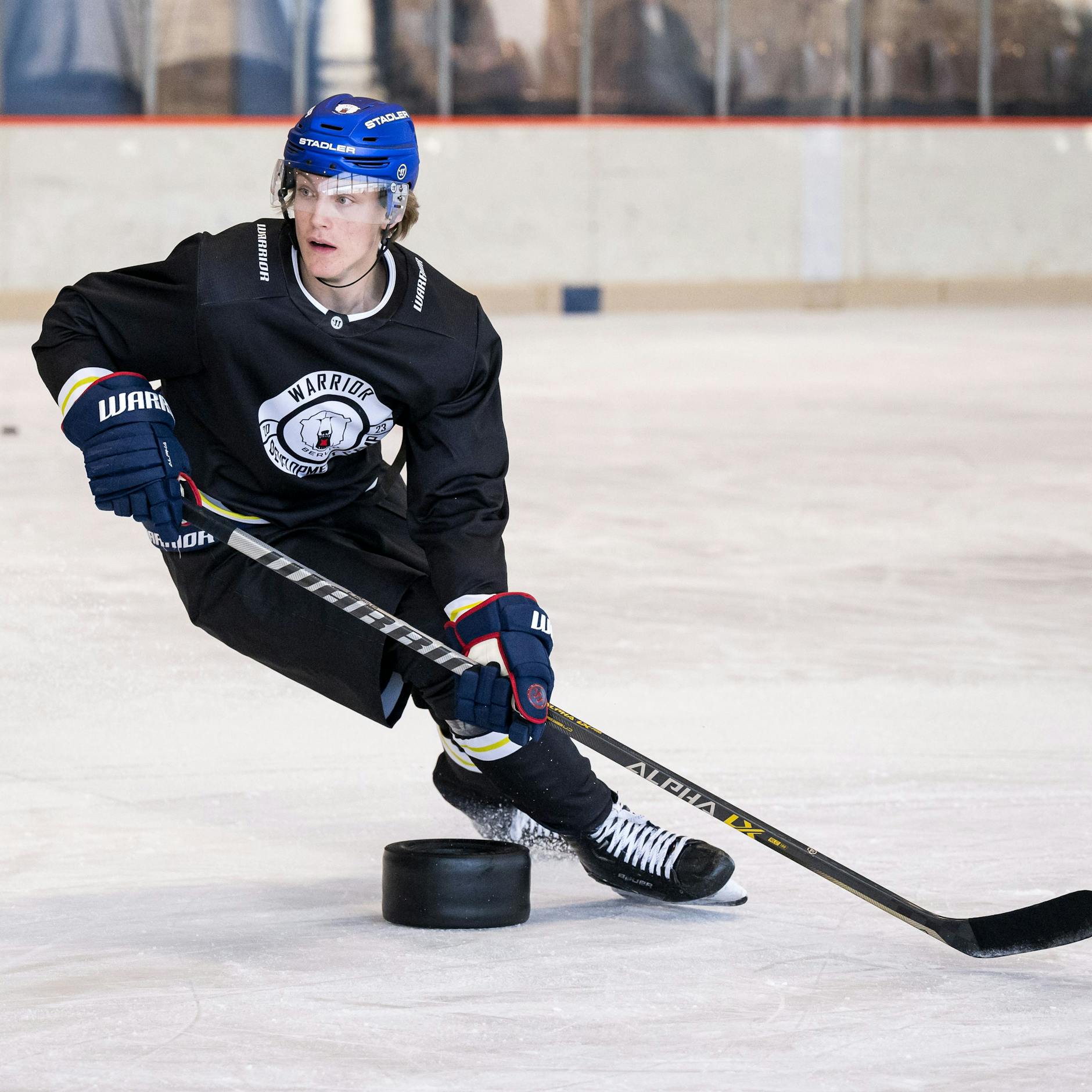 Auch Stürmer-Talent Eric Hördler legt sich für die NHL-Trainer in die Kurve.