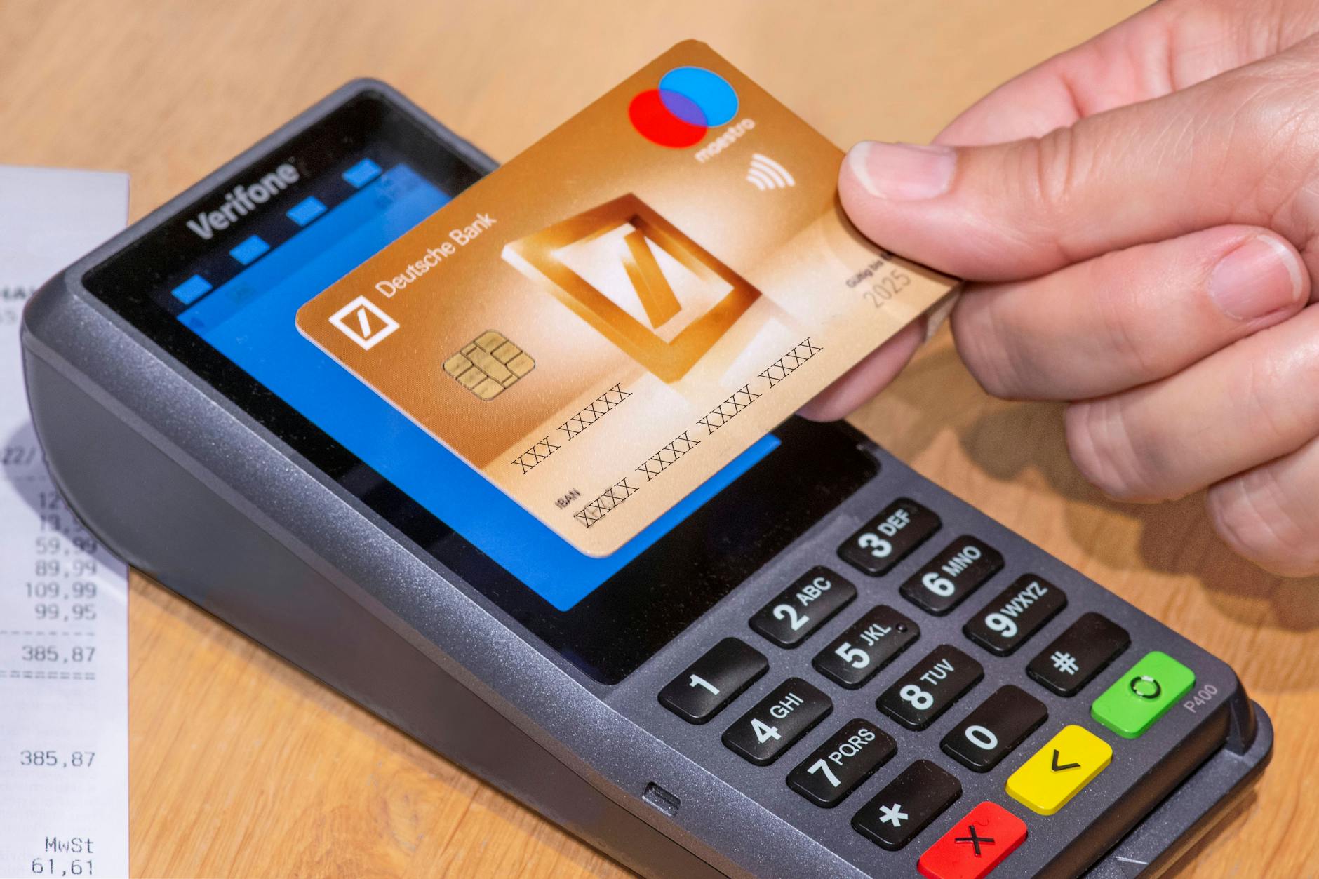 Die Maestro-Karte wird abgeschafft, bei den Alternativen sollte man genau hinschauen.