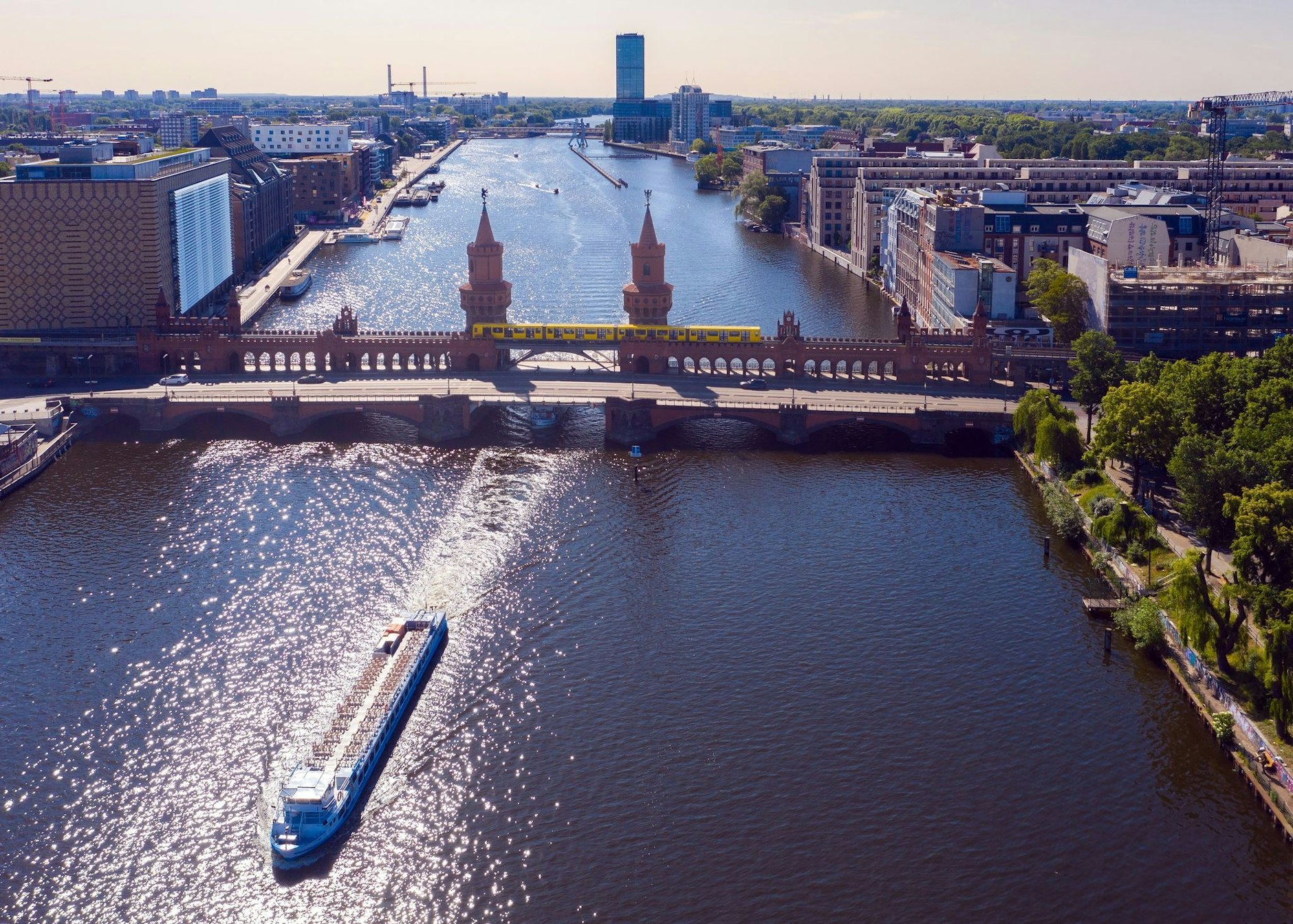 ARCHIV - Ein Ausflugsschiff fährt unweit der Oberbaumbrücke auf der Spree in Richtung Berliner Innenstadt.  
