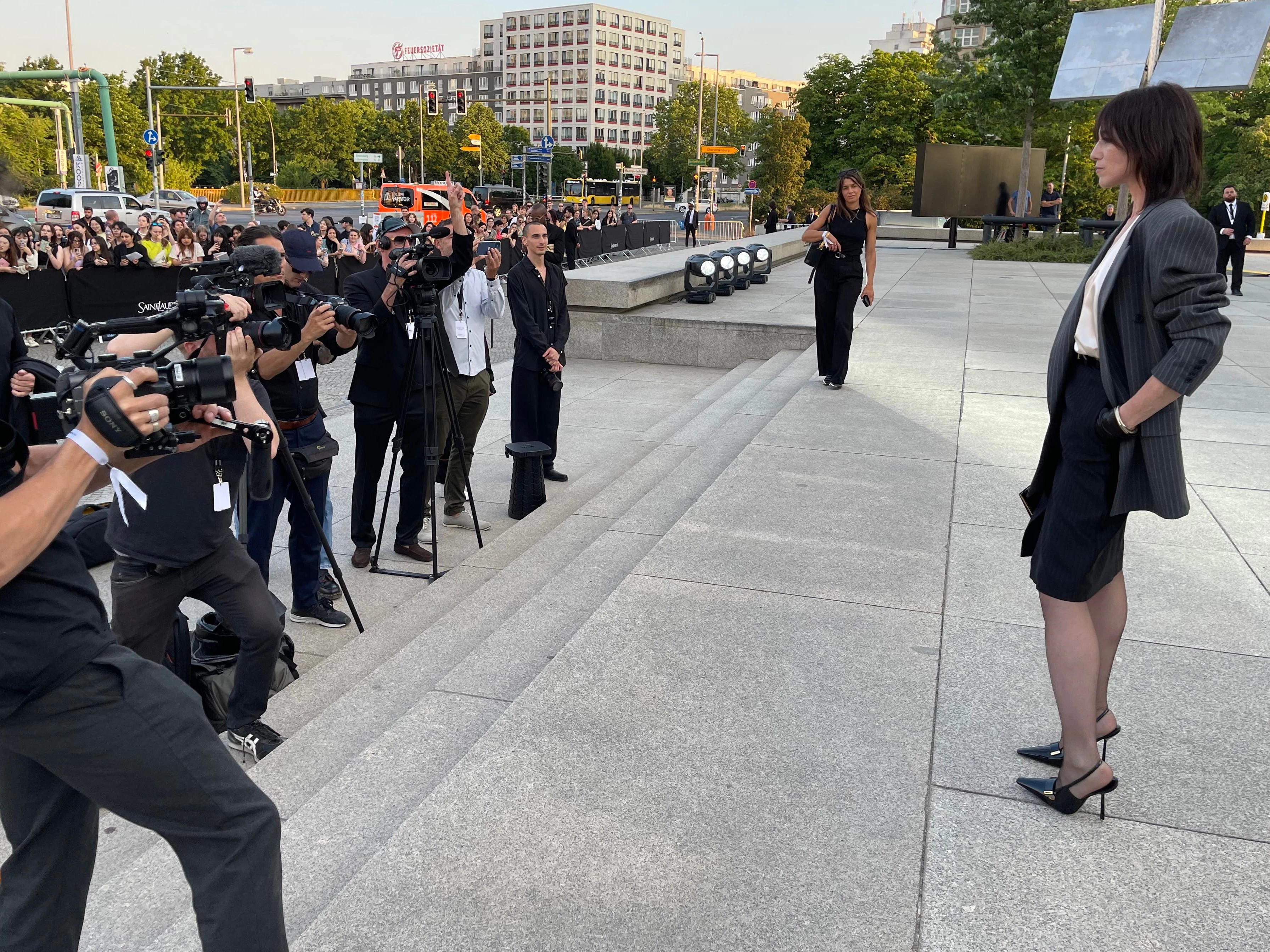 Hier machen die Fotografen Bilder von der französischen Schauspielerin Charlotte Gainsbourg.