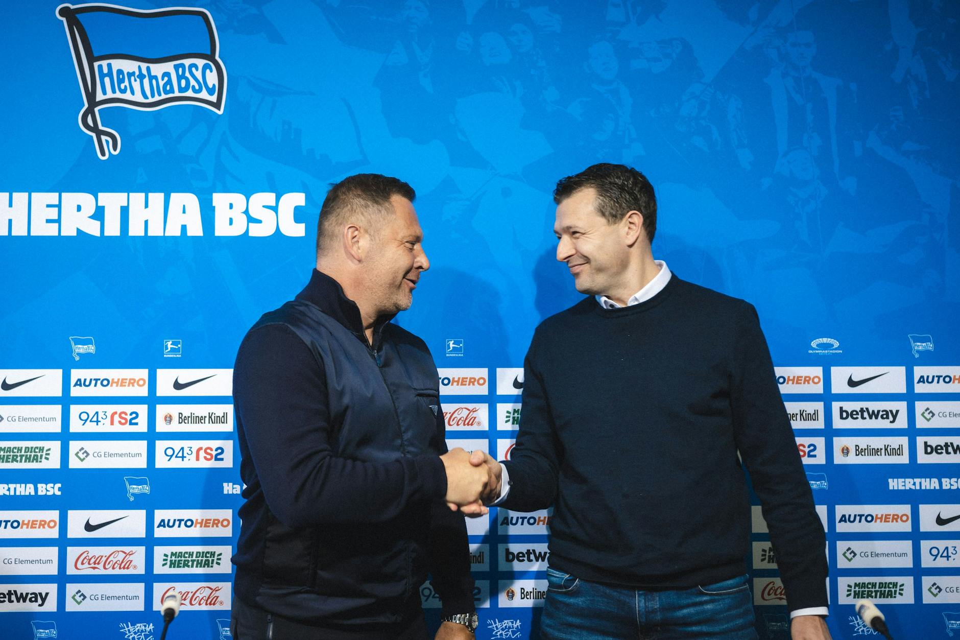 Trainer Pal Dardai (l.) und Sportdirektor Benjamin Weber haben Grünes Licht fürs Hertha-Team 2023/24.