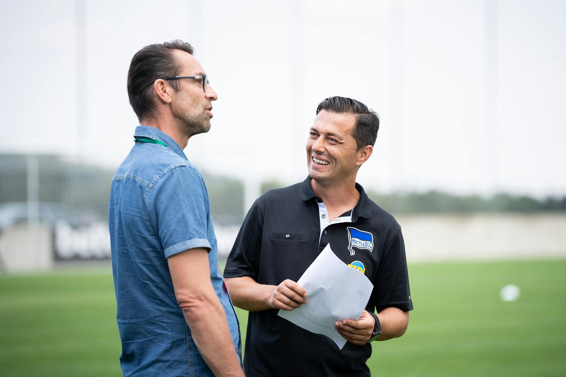 Manager Michael Preetz und Trainer Ante Covic von Hertha BSC unterhalten sich vor dem Spiel zwischen Hertha BSC gegen West Ham United am 31. Juli 2019. Gut zwei Monate später war der Coach schon wieder Geschichte.