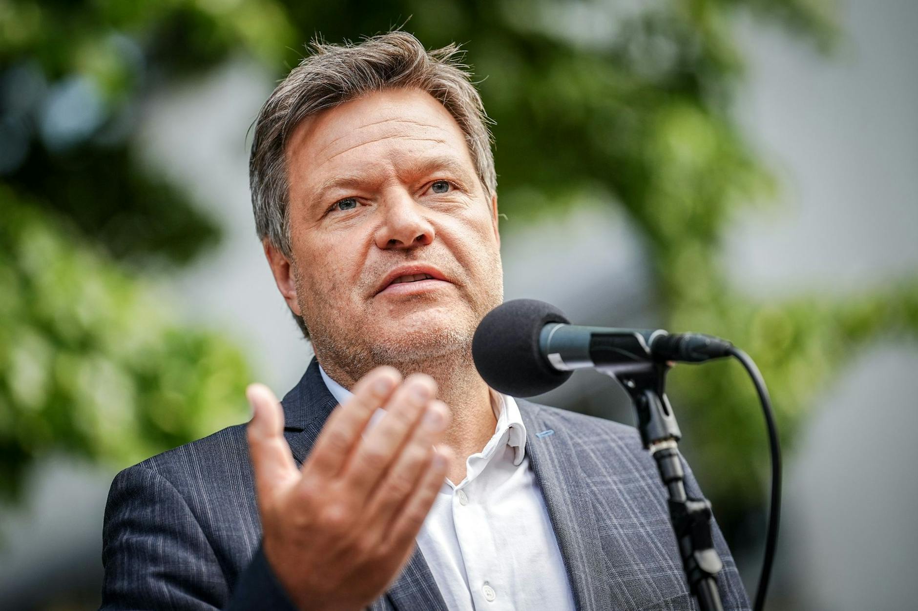 Wirtschaftsminister Robert Habeck findet die Kriminalisierung der Letzten Generation absurd und übt Kritik an der Polizei. 