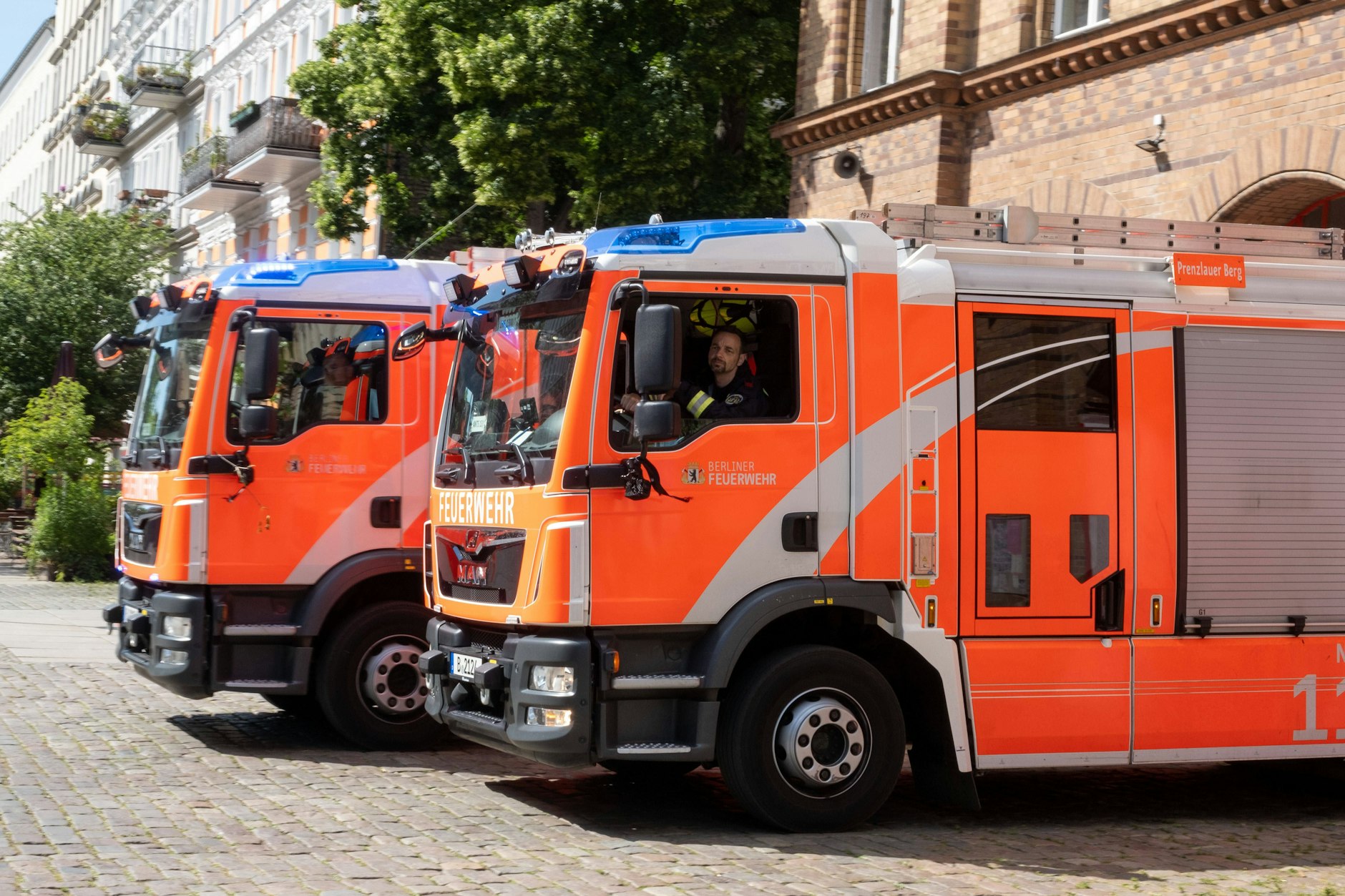 Zwei Löschfahrzeuge der Berliner Feuerwehr vor der Feuerwache Berlin-Prenzlauer Berg.