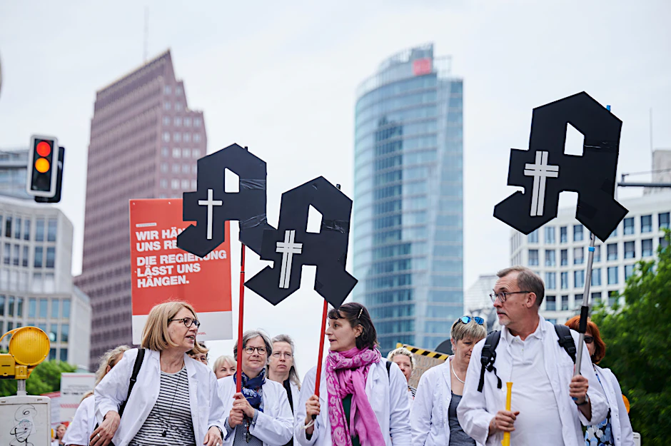Protestmarsch in Berlin-Mitte am 14. Juni: Die Apotheken sterben aus.
