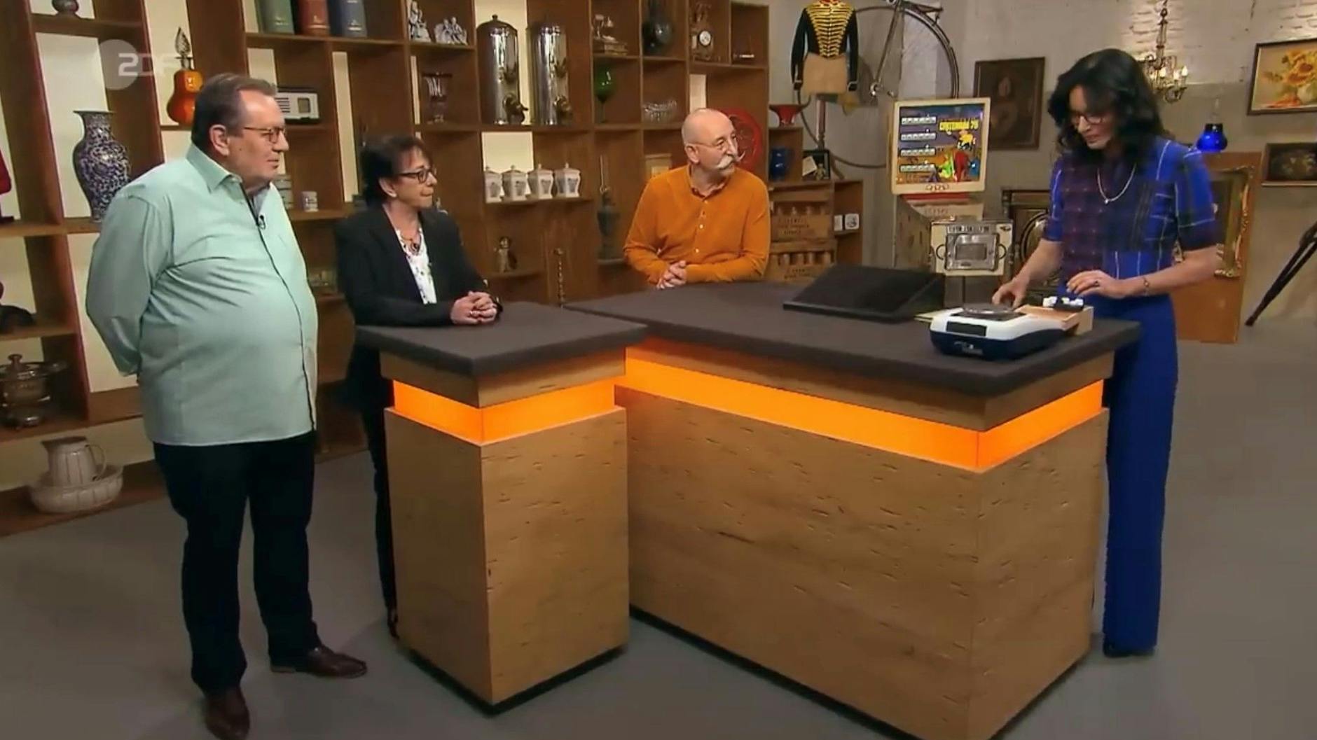 „Bares für Rares“-Expertin Dr. Heide Rezepa-Zabel testet die Brosche für die Expertise auf Herz und Nieren.