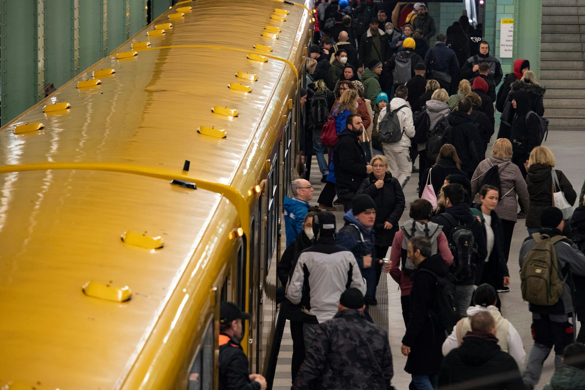 Reisende am Bahnhof Alexanderplatz verlassen eine U-Bahn der Linie 5.