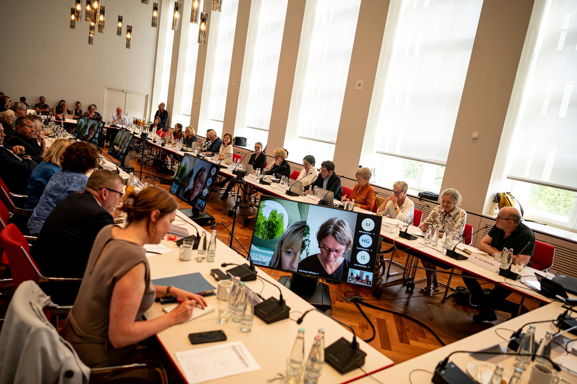 Außerordentliche Rundfunkratssitzung des RBB am 8. Juni: Die Kandidaten stellten sich dem entscheidenden Aufsichtsgremium persönlich vor. Nur Jan Weyrauch war online zugeschaltet.