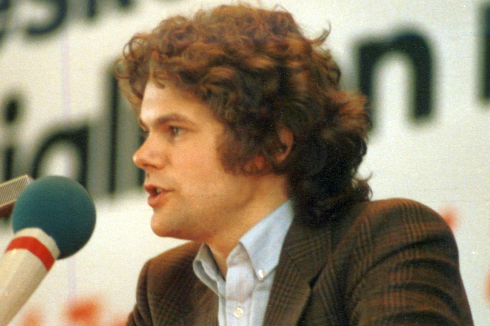 Bevor sich die Mähne verabschiedete: Olaf Scholz spricht 1984 auf dem Juso-Bundeskongress.