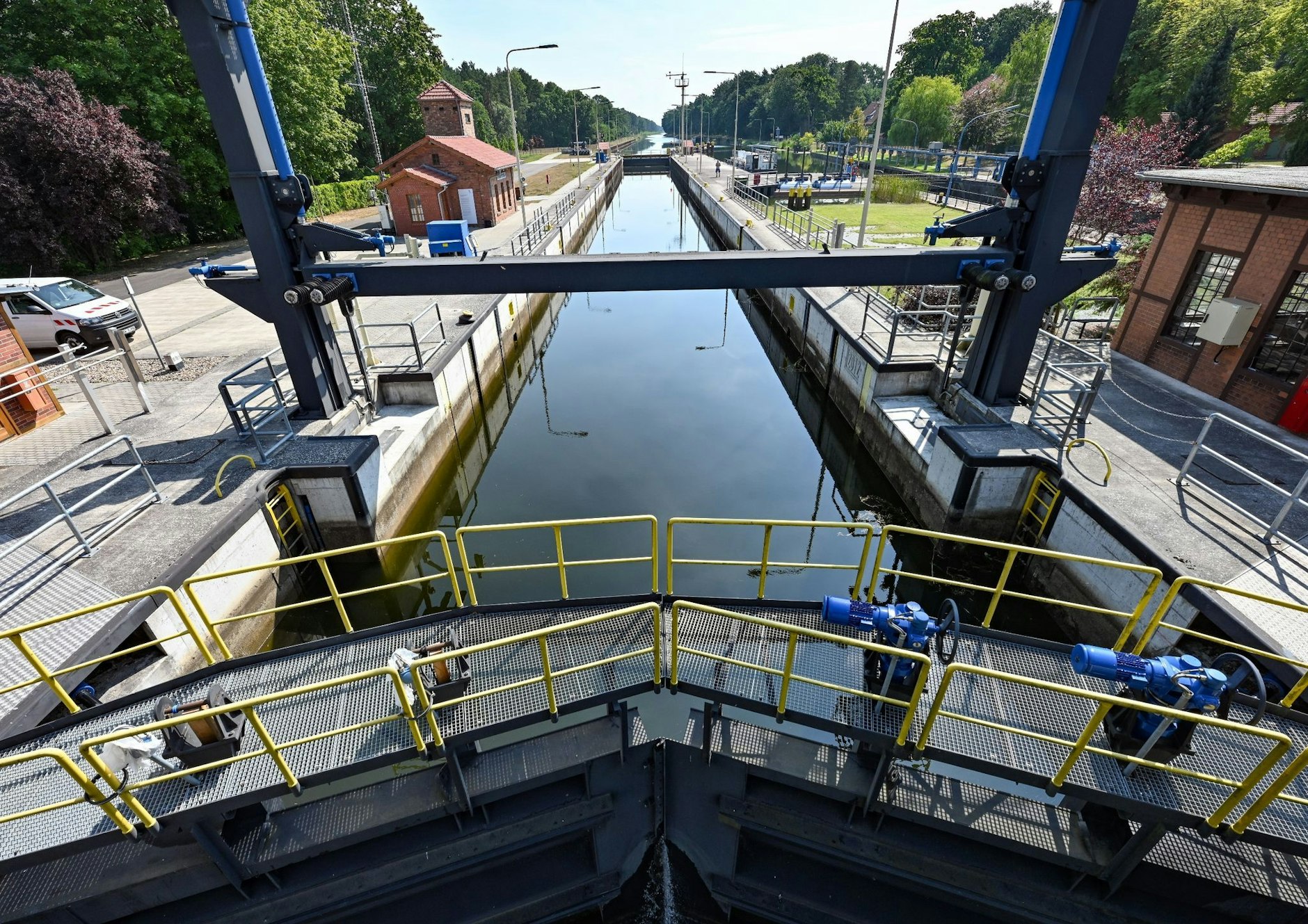 ARCHIV - Die geschlossene Kersdorfer Schleuse an der Einfahrt zum Oder-Spree-Kanal.  