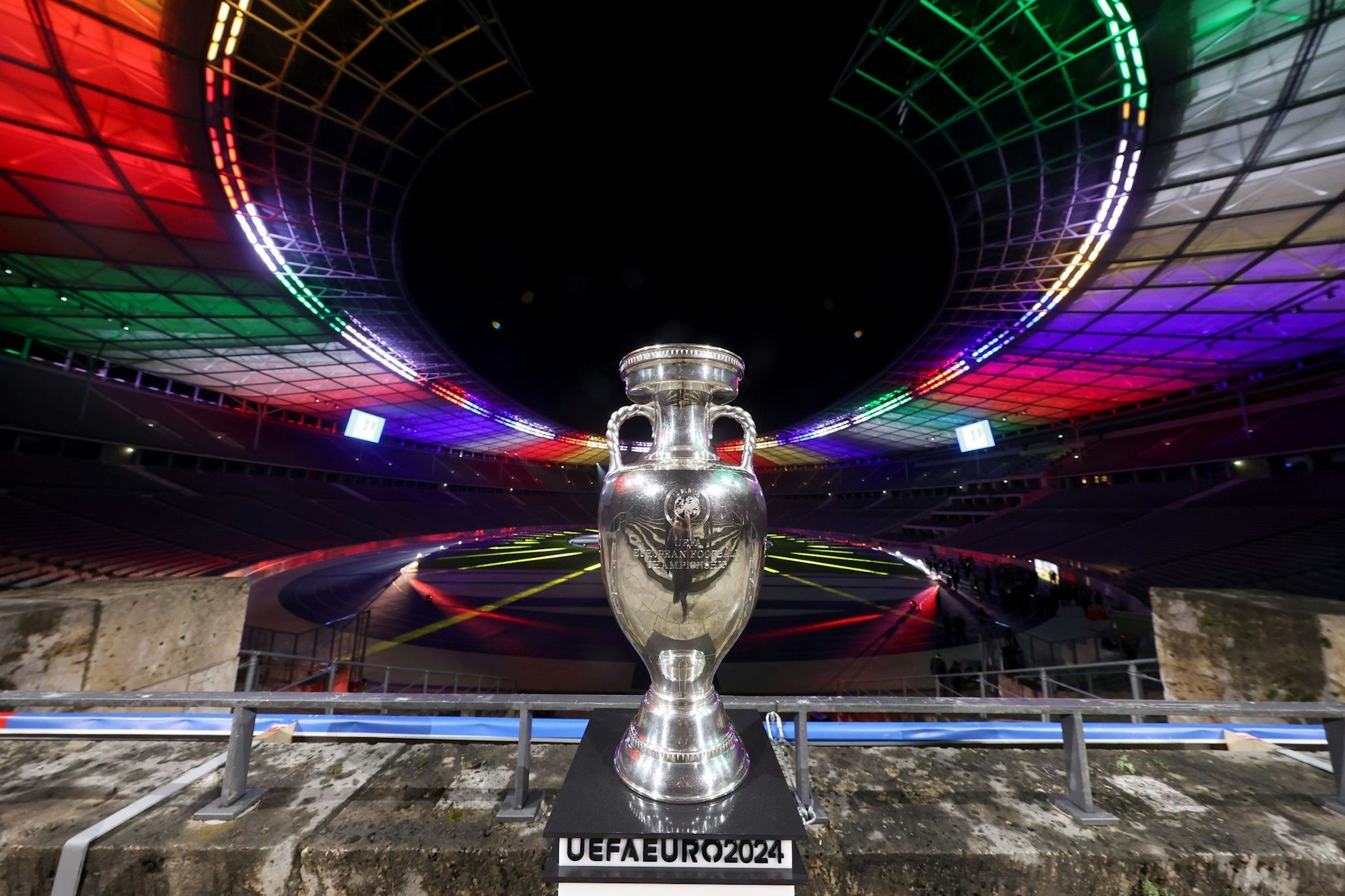 Der Siegerpokal der Fußball-Europameisterschaft 2024 (Uefa 2024) steht im Olympiastadion in Berlin. Hier wird am 14. Juli 2024 das Finale ausgetragen.