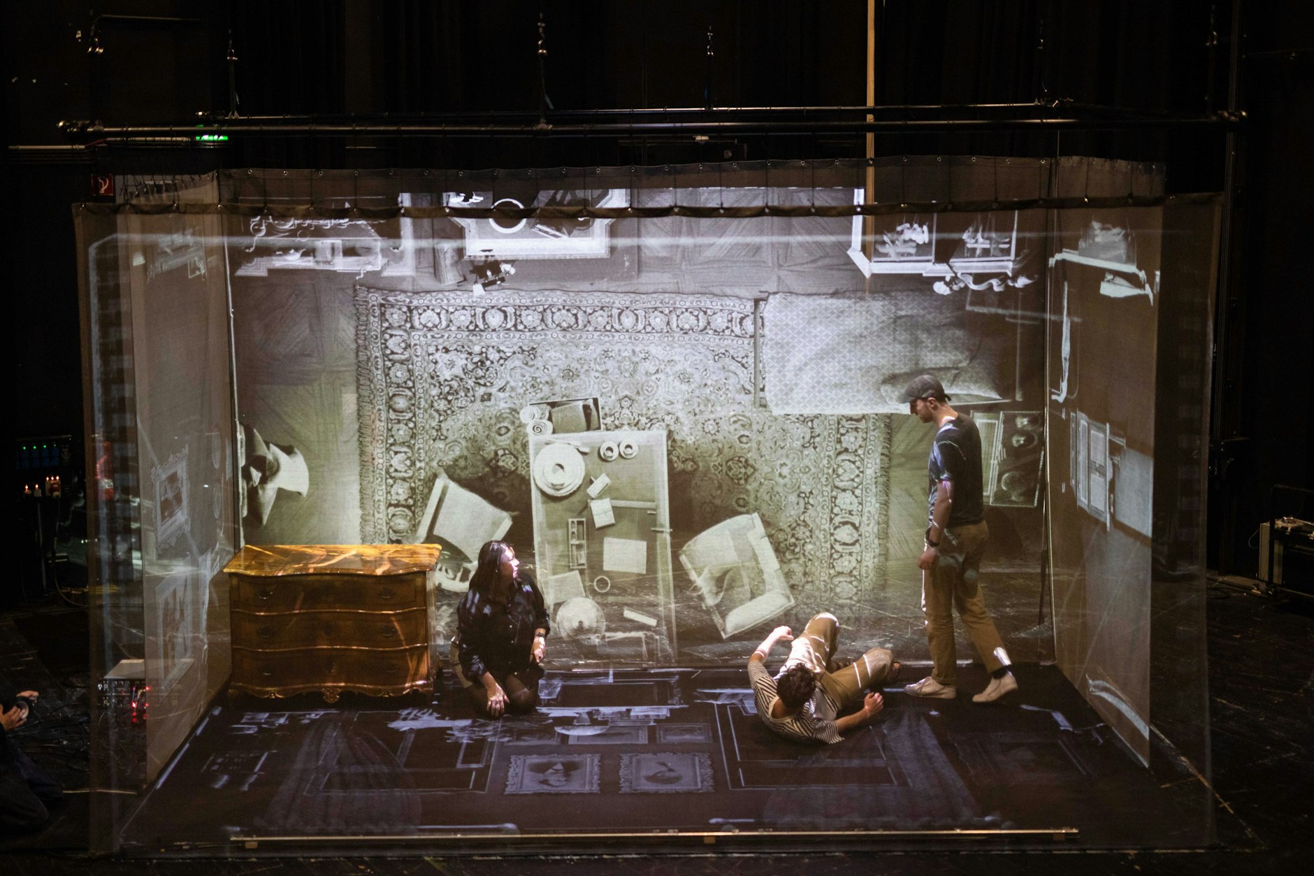 Blick in den gekippten Raum des Judenhauses, in dem Felix Ganz mit seiner Frau Erna lebte, bis man sie deportierte und ermordete. Die Personen im Bild sind Mitarbeiter von ScanLAB: meriko borogove, Matt Shaw, James White (v.l.).